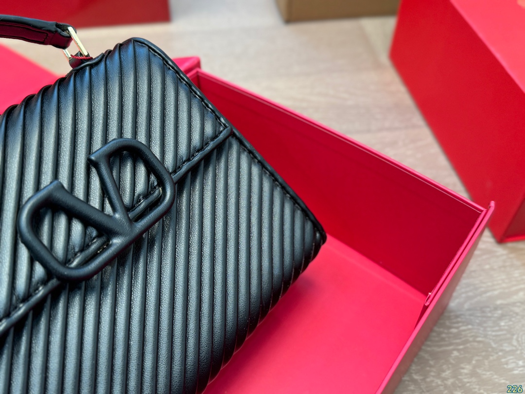 ¥170折叠盒 华伦天奴Valentino手提包 简约的包身廓形解锁时尚魅力 可盐可甜 让你成为整条街最靓的女孩 很百搭哦 yyds 尺寸:21 16