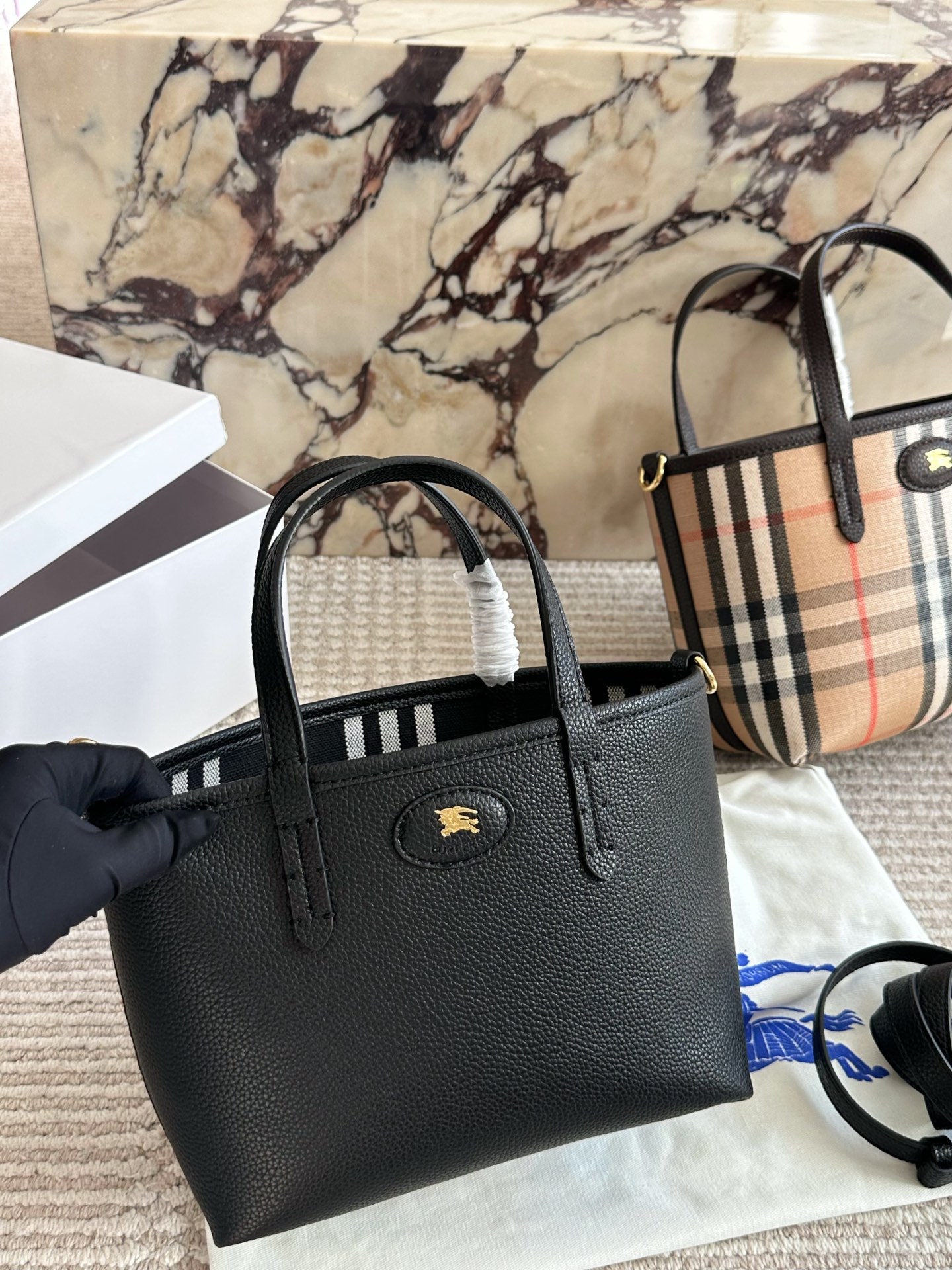 p190 双面tote Burberry家最新格纹迷你托特包，选用棉质帆布面料打造，格子面料搭配光滑皮革顶部提柄，有可调式斜背带。 顶部皮革提柄 可调式网纹肩背带开放式包口设计，搭配磁扣开合内侧口袋采用磁扣开合 尺寸 22 18cm 配盒