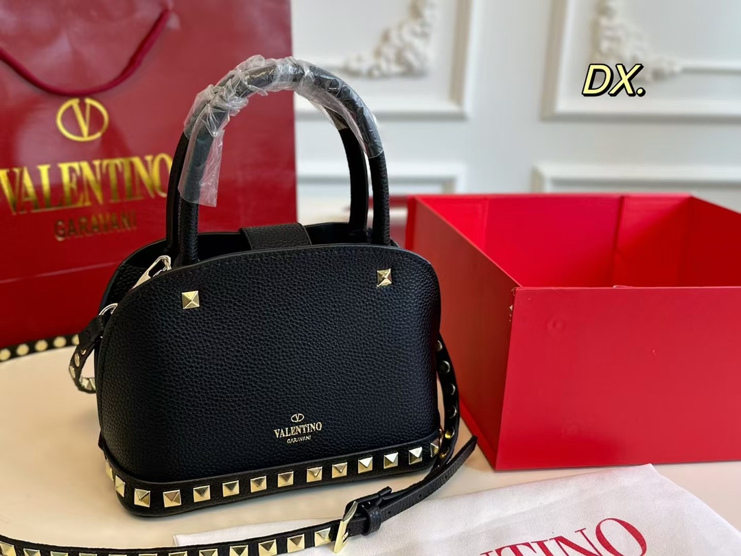 P180(折叠盒) size:21×16 VALENTINO 华伦天奴铆钉贝壳包❤️ 经典贝壳包型配有铆钉点缀✔️好 时尚的同时兼具实用手提功能! 底部铆钉装饰太高级了 细节感满🈵️ 稳重又不失酷帅风格✅