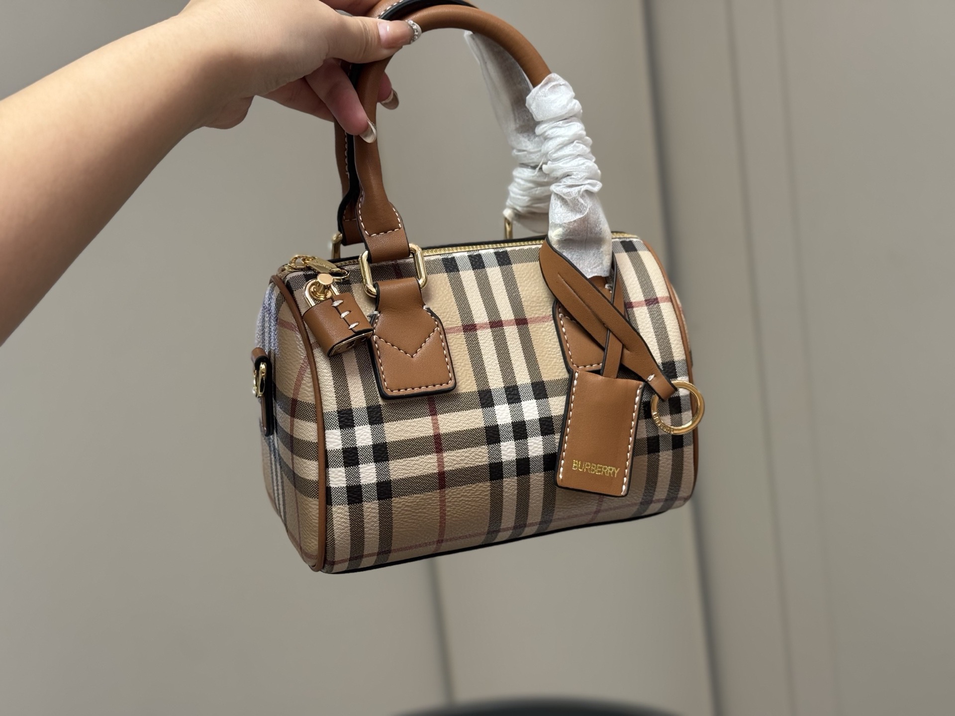 &yen;160 配盒 size:20.13cm 巴宝莉｜敲可爱的枕头包~ 多配色、手提斜挎随心搭配~