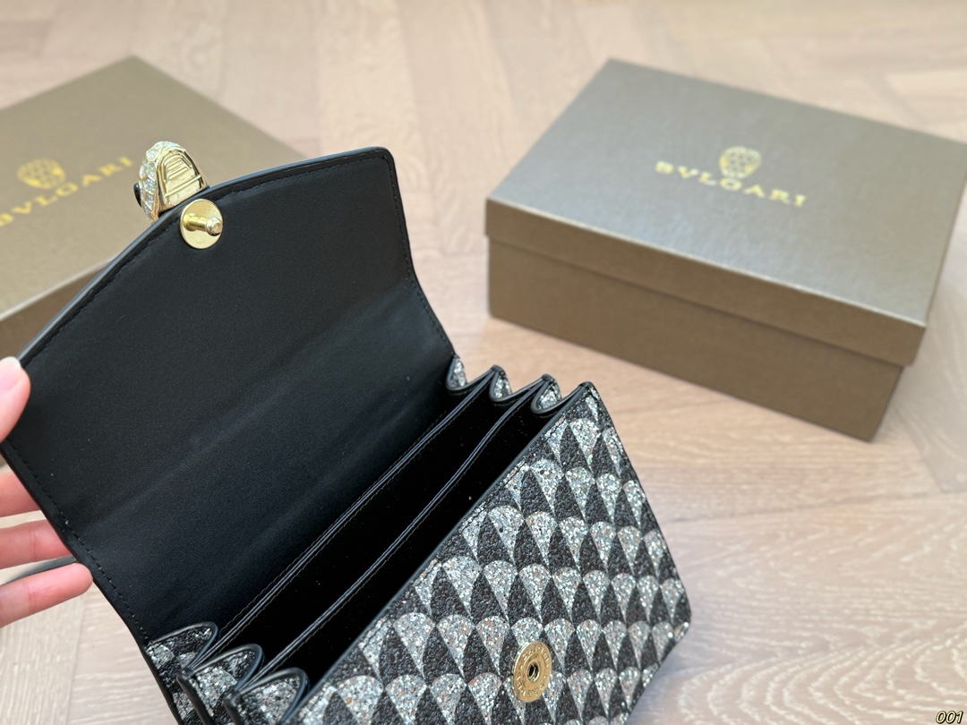 &yen;155配盒 宝格丽 Bvlgari蛇头包 ⚠️顶级原单 不愧是开挂般的存在 包身轻便 百搭 给予满满的高级感 尺寸21 15