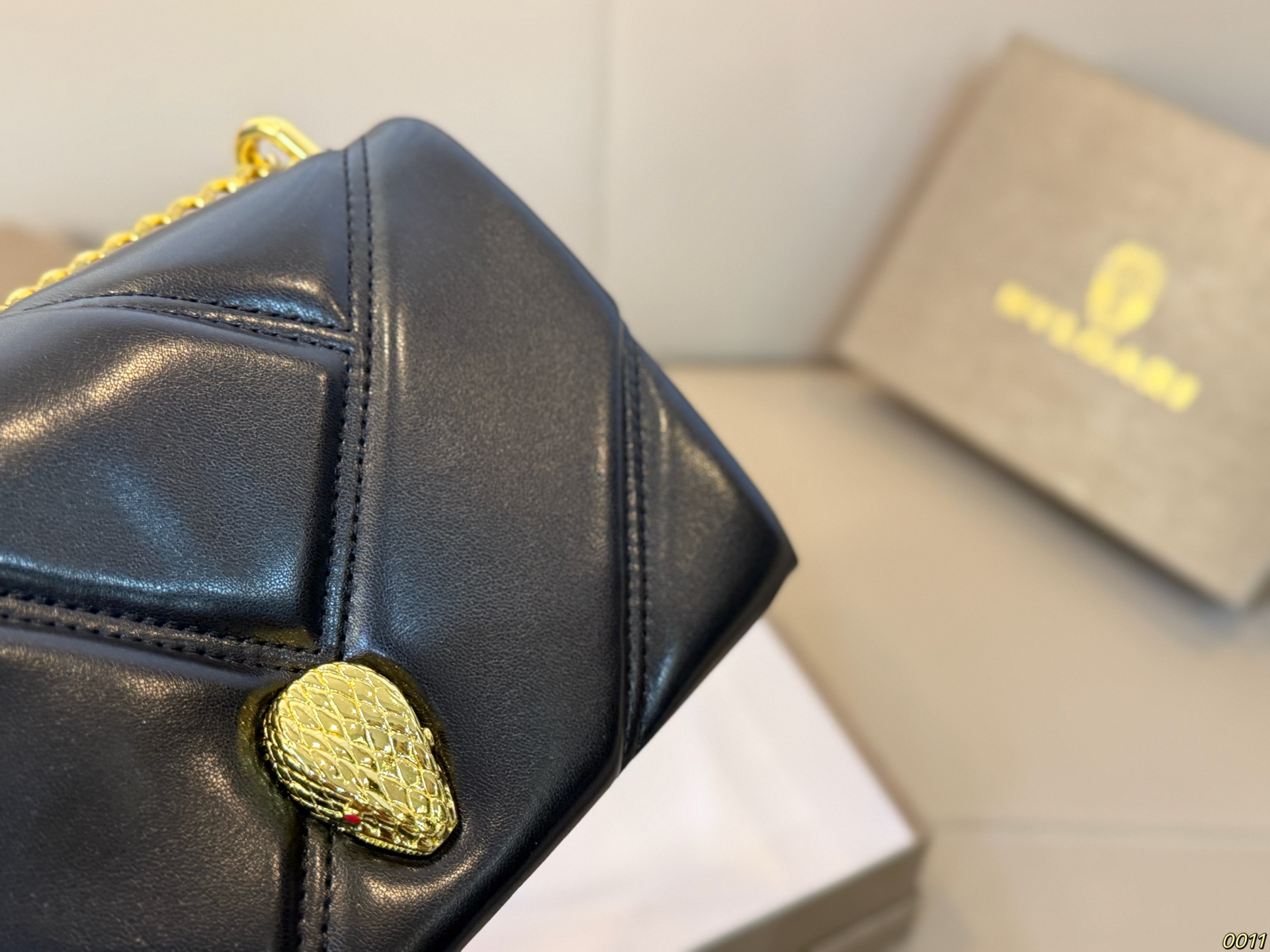 &yen;140配盒 宝格丽 Bvlgari蛇头包 ⚠️顶级原单 不愧是开挂般的存在 包身轻便 百搭 给予满满的高级感 尺寸21 13