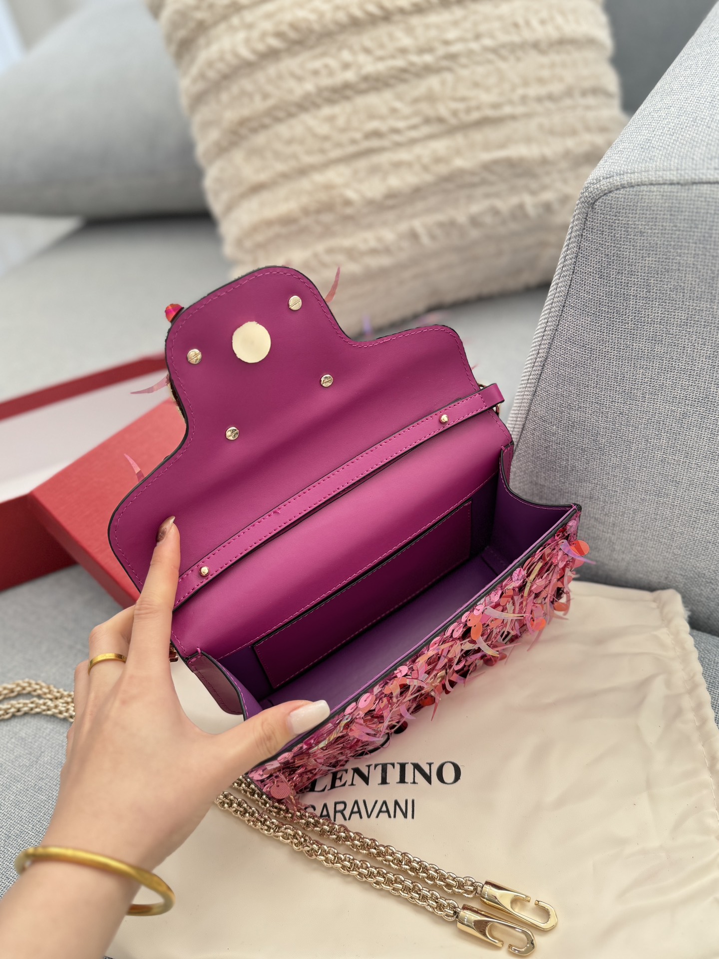 P420 配盒🎀 size：22&times;14 Valentino华伦天奴 亮片 链条包 手提单肩斜挎包 华伦天奴 Loco亮片单肩包上身效果很惊艳，高级又不刻板美尽在其中，神秘有灵气的小性感 出席宴会晚会之类时一定要选择亮闪闪