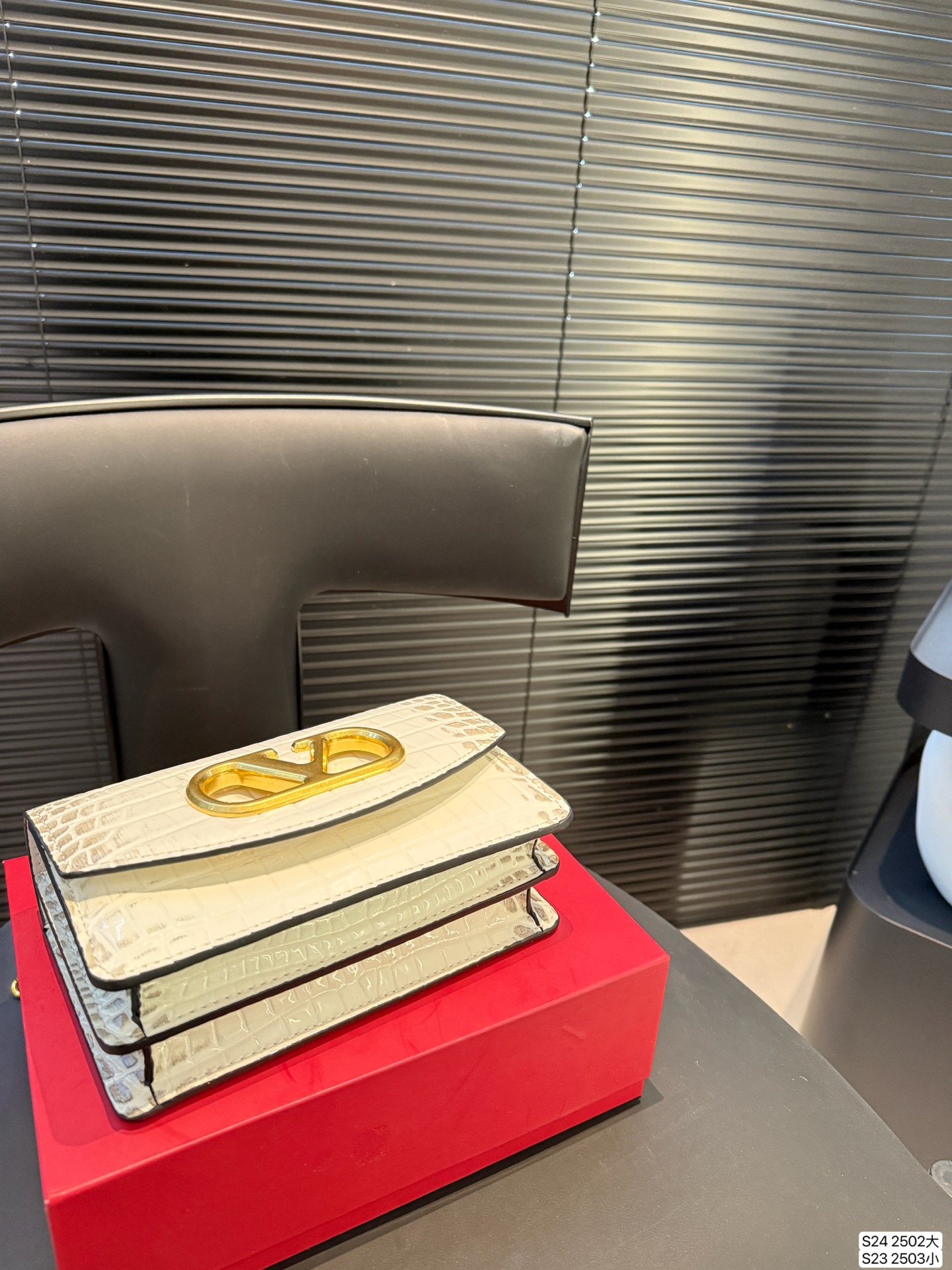 大号P170 小号P165 配折叠盒子 华伦天奴链条包Valentino SS25 Vain系列链条包打造简约复古风尚光面牛皮革触感高级金属吸扣开合方式 珠宝盒般使用感受#华伦天奴valentino #复古 # 尺寸：大号24 15 小号19 12 货号大2502 小2503