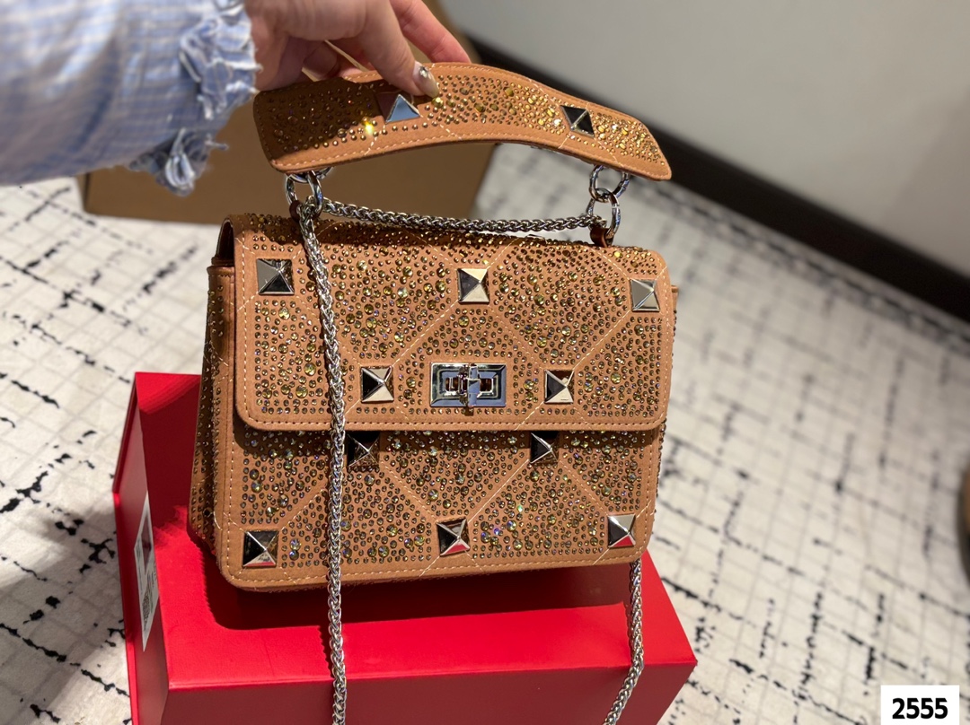 P210 （礼盒包装） valentino vsling 满钻托特包 华伦天奴一款手提包，连接肩带的话，可以作为单肩包或斜挎包使用包包正面的V标华伦天奴特有的标志 高级感 时髦 good#华伦天奴尺寸：24.18