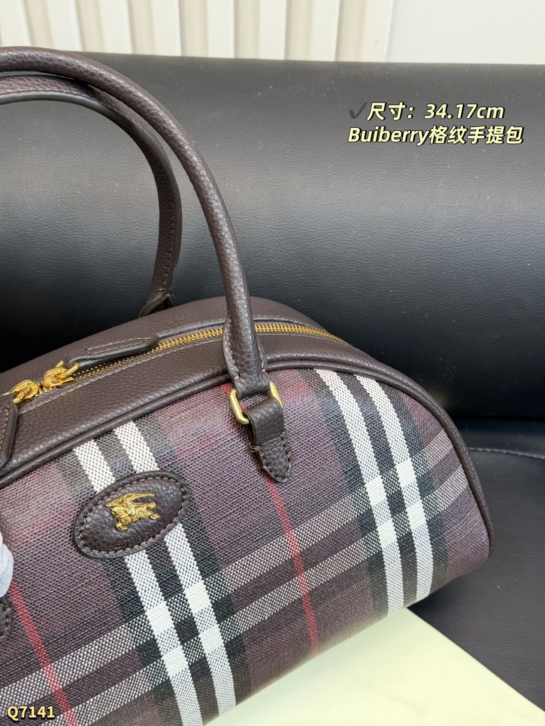 💰180 配折叠盒 尺寸：34.17cm Burberry Highlands保龄球包，经典格纹设计，棉麻混纺+小牛皮饰边，英伦风满满。包身有骑士印章，灵感来自1980年代典藏图案。配可拆卸肩带，手提斜挎都OK！涂层工艺提升耐用性，日常通勤或休闲出行都超适合，实用又时髦凸。