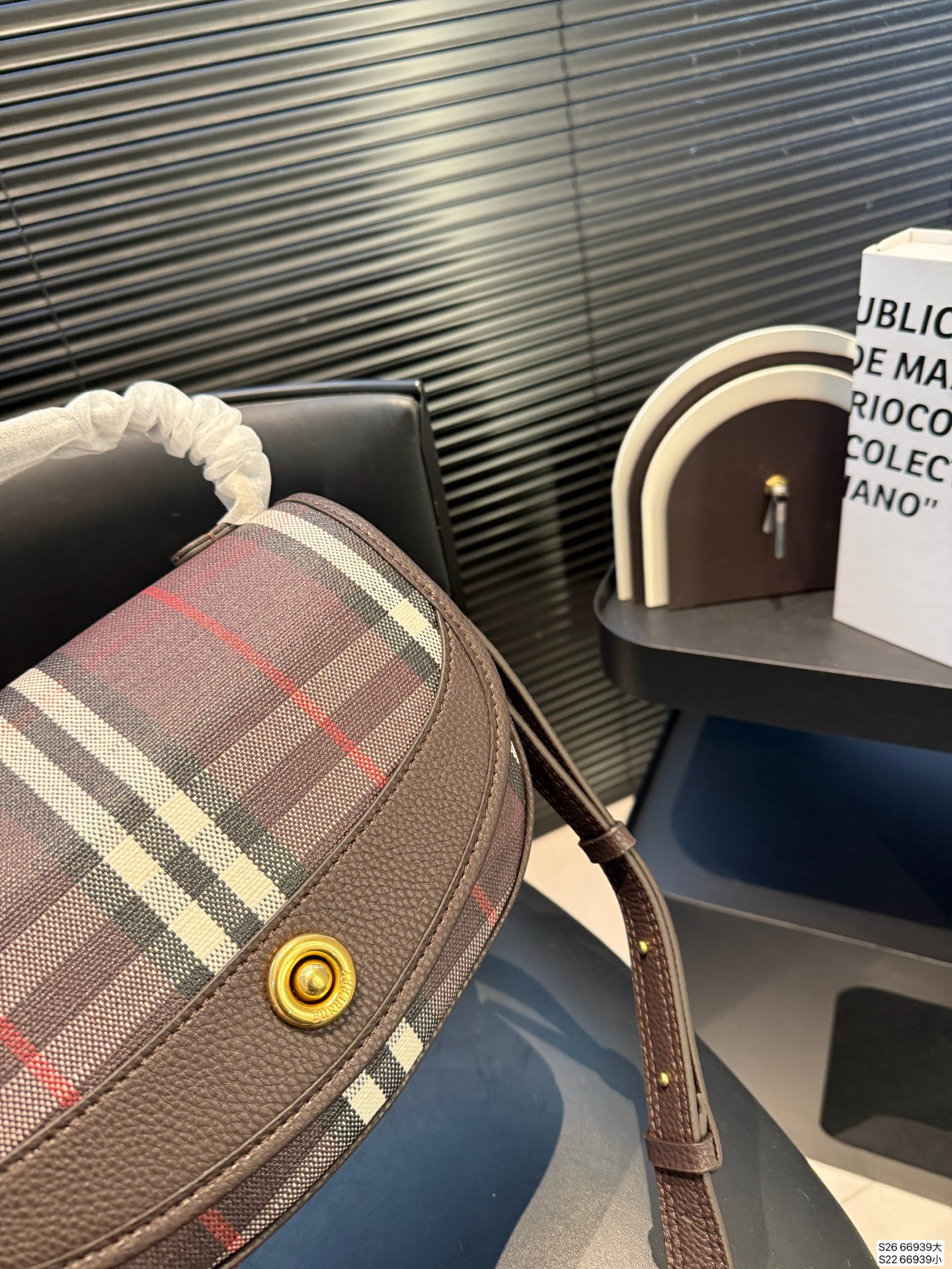 大号P180 小号P160 当经典格纹,邂逅浓郁秋色 复古⻛格的摩登面貌 🟣 复古格纹永不过时 高级感穿搭公式,一件Burberry就够了。 尺寸大24 19 小18 13 货号66939