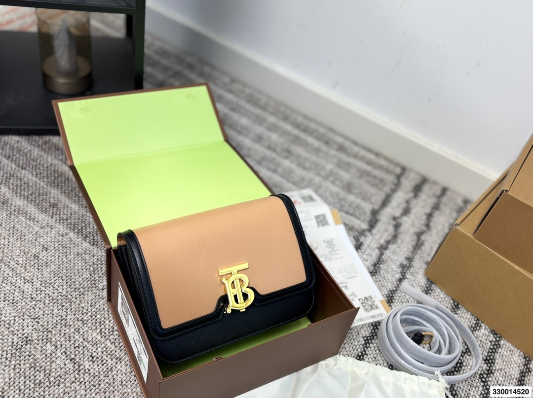 p170 配礼盒 Burberry巴宝莉TB金扣豆腐包 白色超美太适合春夏了 尺寸22.15