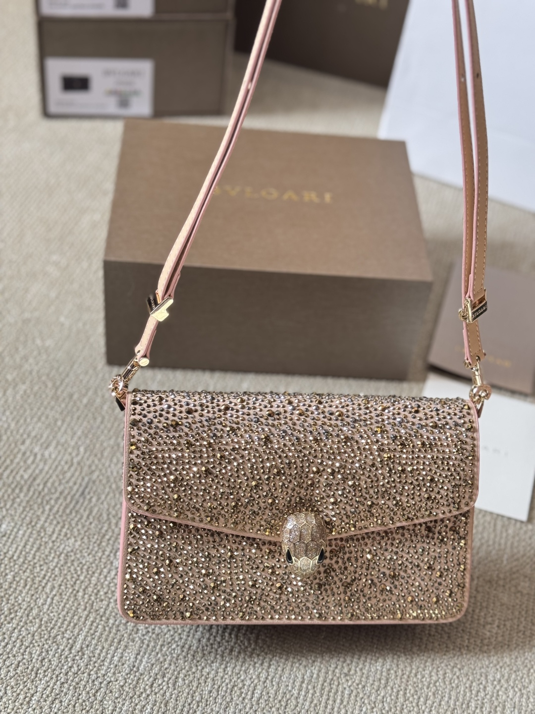 顶级原单 纯牛皮 p245 宝格丽Bvlgari 神仙合作款 Ss25限定系列 撞色新款 原版珐琅蛇头 A爆啦 原单品 Woc风琴包 内里原版隔断 [得意]可单肩可斜挎 万年不过时 专柜对版 彰显高级品味 如果女人衣柜里面没有一款宝格丽就称不上一个完美的女人❤️进口原版珐琅蛇头扣 五金扣好质感巨百搭，质量好到爆棚 版型油边超级牛[得意][得意]细节决定品质[玫瑰]尺寸：20 16cm