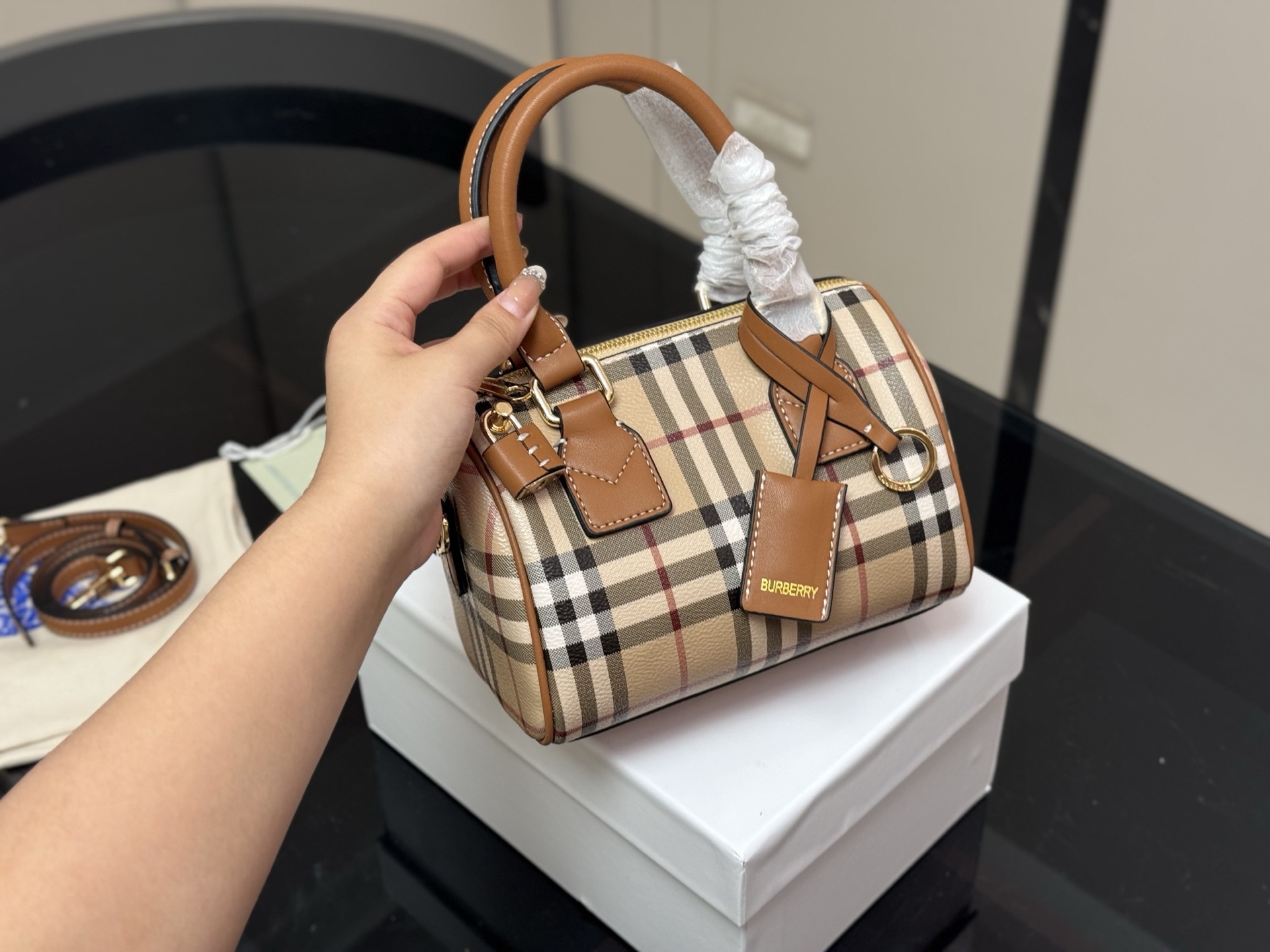 &yen;160 配盒 size:20.13cm 巴宝莉｜敲可爱的枕头包~ 多配色、手提斜挎随心搭配~