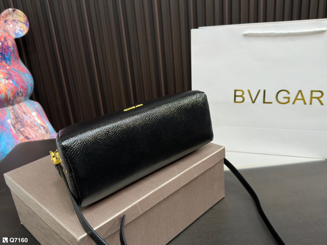 💰145 配盒子 宝格丽 新款 让整个包更立体，无论何时何地都像一个工艺品的存在，适合出席重要的场合，晚宴Party 之类的 尺寸：27 14cm