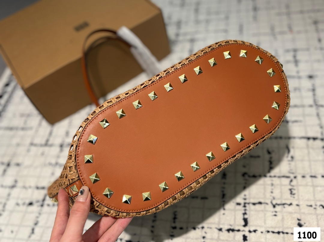 P190 Valentino 华伦天奴编织包24春夏浓浓的度假风，却也适合日常觉得这样的包包得有一个，毕竟，海浪、沙滩，没人想拒绝# 尺寸：31 29