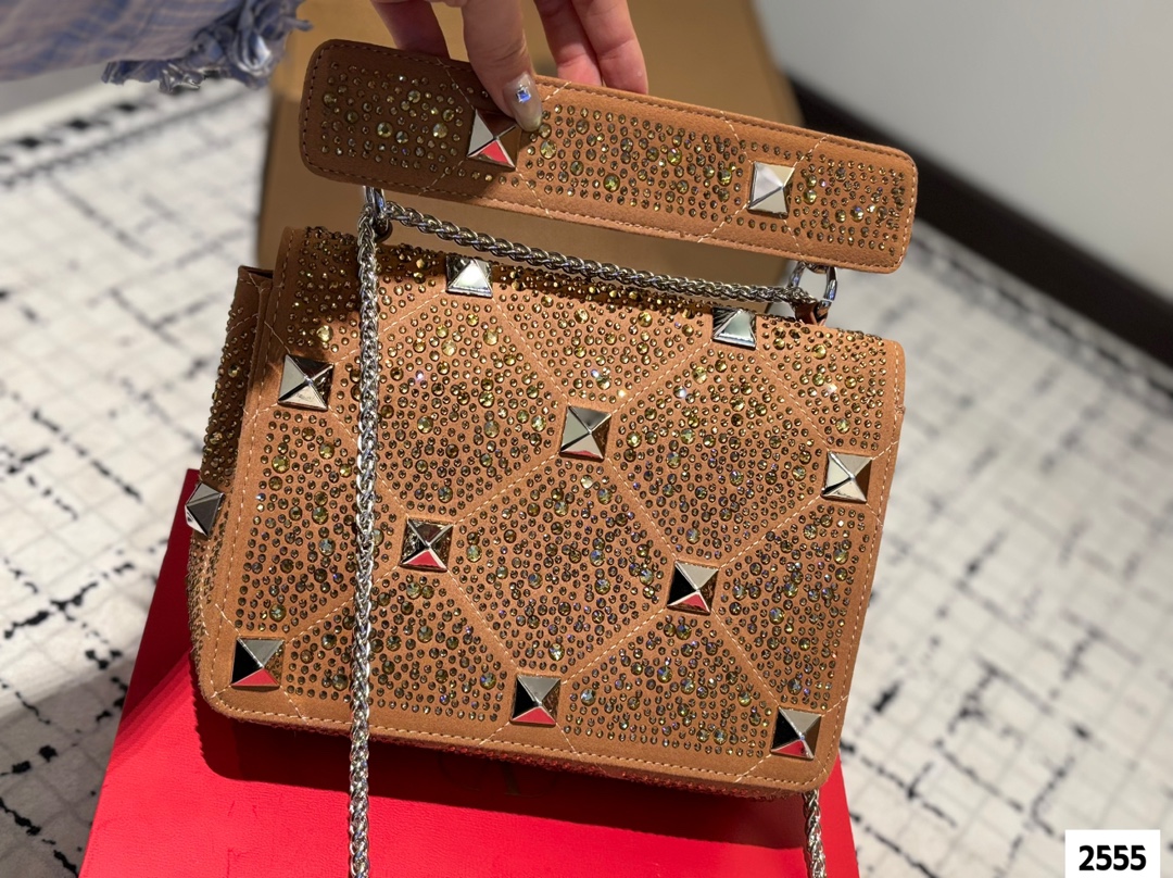 P210 （礼盒包装） valentino vsling 满钻托特包 华伦天奴一款手提包，连接肩带的话，可以作为单肩包或斜挎包使用包包正面的V标华伦天奴特有的标志 高级感 时髦 good#华伦天奴尺寸：24.18