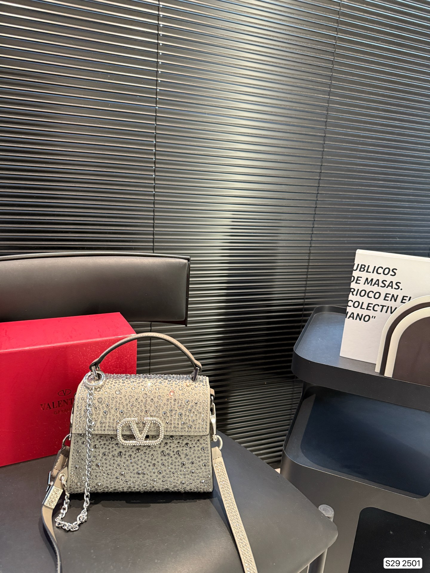 P195 配折叠盒子 valentino vsling 满钻托特包 华伦天奴一款手提包，连接肩带的话，可以作为单肩包 或斜挎包使用 包包正面的V标华伦天奴特有的标志 高级感 时髦 good #华伦天奴尺寸：19 14 货号2501