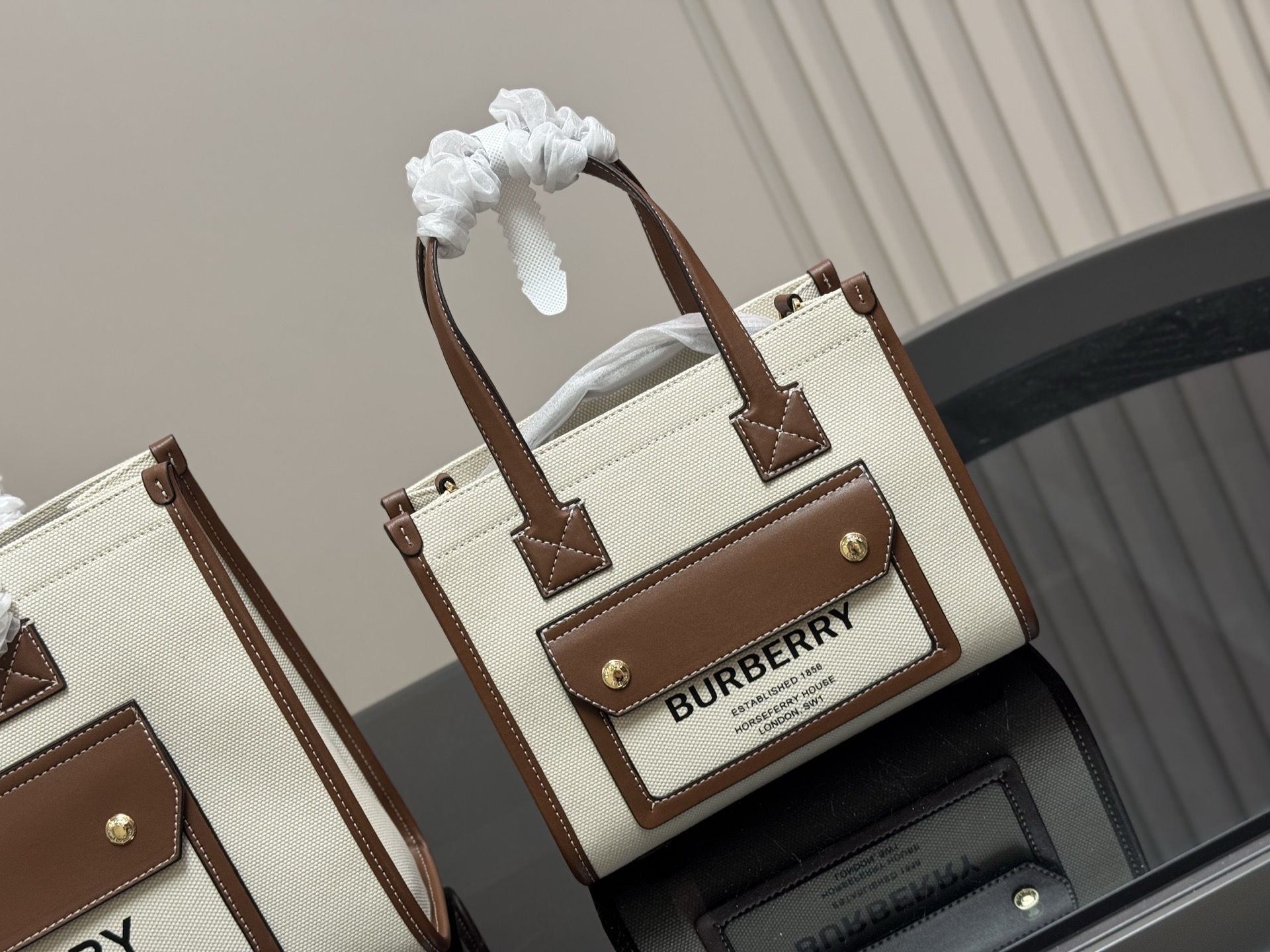 &yen;150 &yen;140 size： 33.25cm 23.19cm 巴宝莉Freya 帆布tote（托特） 方方正正的外形自带一股复古学院气息！ 真的好爱粉色 夏天小托特的不二选择!