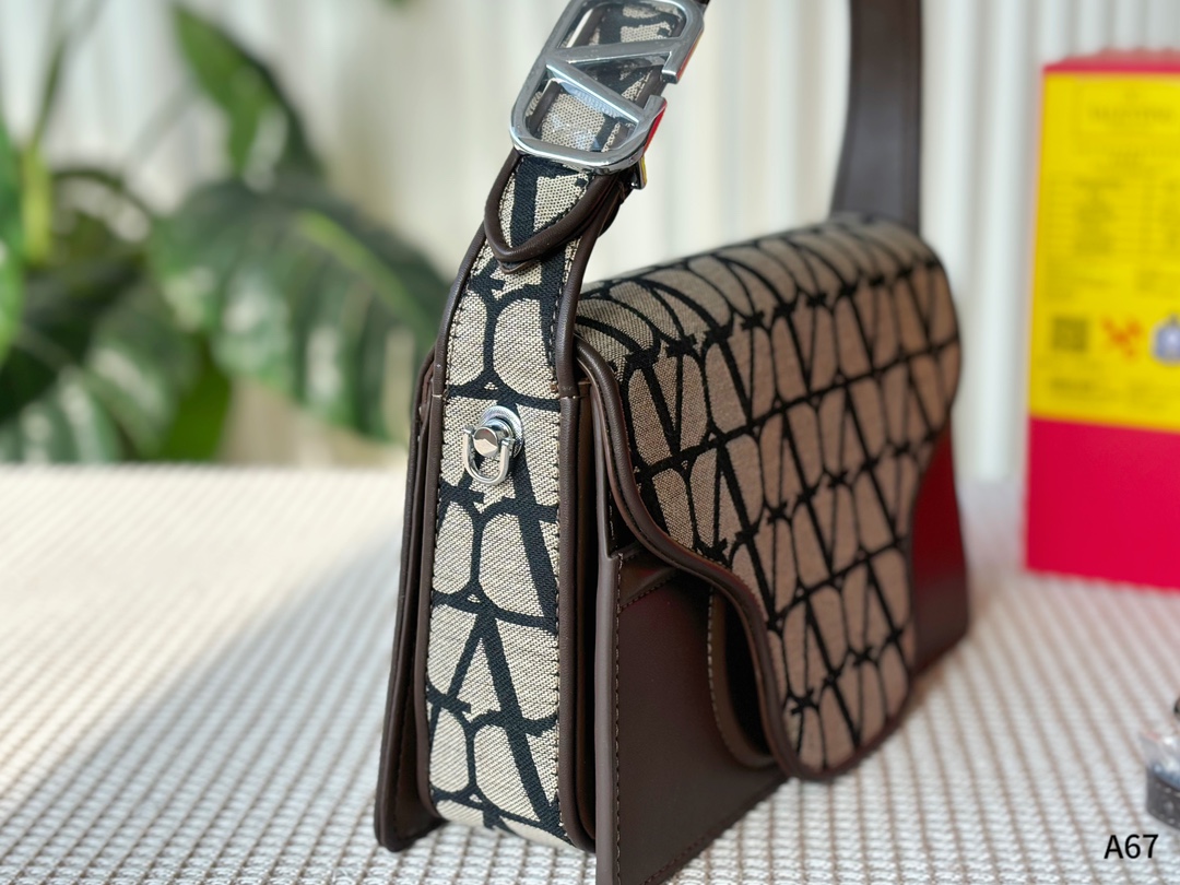 💰180 折叠礼盒包装 🌟华伦天奴印花腋下包 解锁时尚魅力 🉑盐🉑甜 整条街最靓的女孩 尺寸：28-8-16