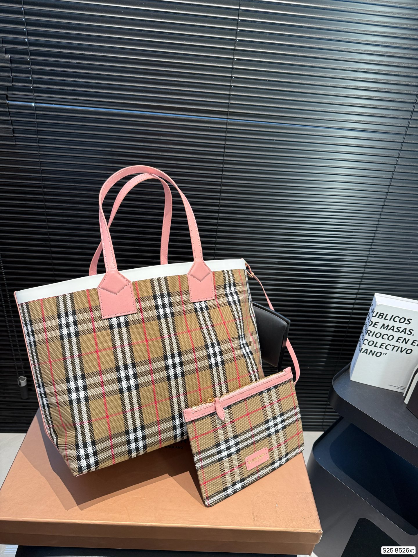 P175 配盒子Burberry 经典格纹包包 这样的经典格纹，就算没有logo，也能够一眼辨别出来它是Burberry！ 高级感真是无法拒绝 超大容量的托特包耐用又能装～ 尺寸34 29 货号8526