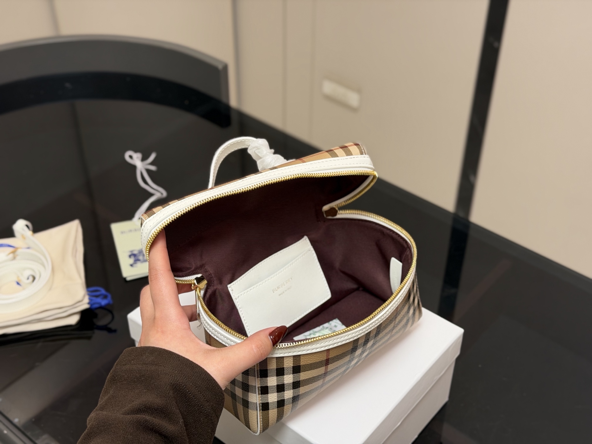 ¥170 配盒 size:20(底宽)*14cm(高) 巴宝莉LP小盒子包 性价比超高的一只格纹小盒子 真的好可爱呀 可甜可盐太可爱啦! 可以手拿可以肩背长度刚刚好