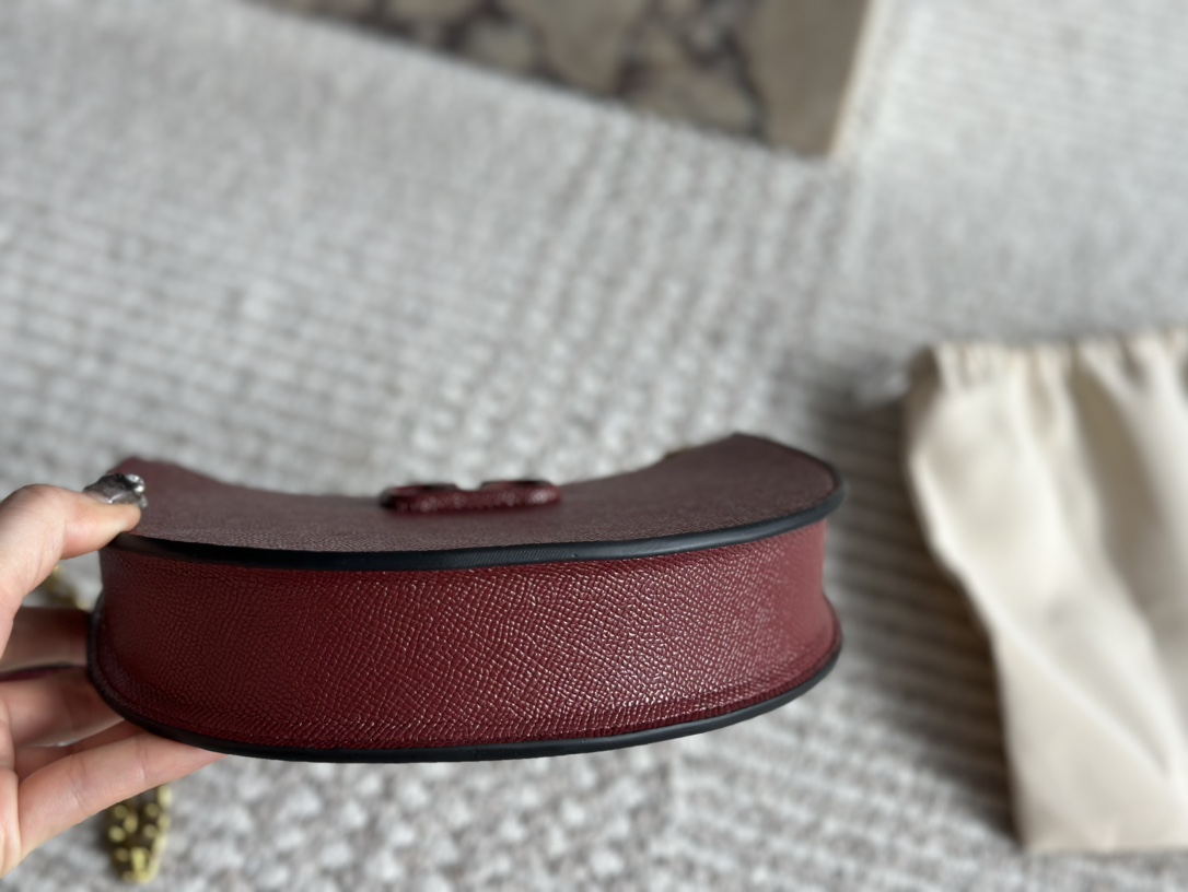 P175 折叠礼盒 Valentino 华伦天奴Loco 绝美仙女必备 也太好看了叭 手提单肩包 解锁时尚魅力 可盐可甜 整条街最靓的女孩 尺寸 20 13cm