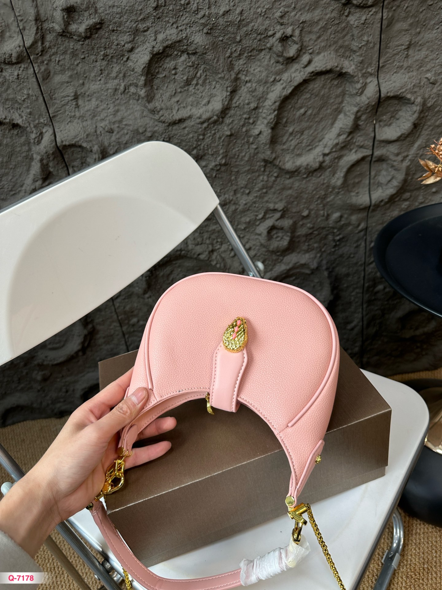 💰220 配折叠盒 宝格丽短肩带腋下背!荔枝纹牛皮金属长肩带可以斜挎!就算腋下包的风过去了还可以继续斜挎!摩登时髦简约! 我个人非常喜欢的链条提手十 宽肩带设计,链条斜挎包也炒鸡可爱!鲜艳的配色!小小的个头!很难说不爱!尺寸19.14cm