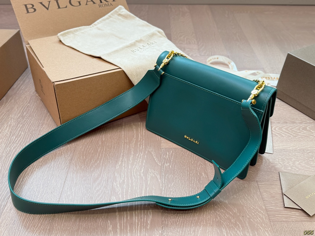&yen;210飞机盒 宝格丽 Bvlgari蛇头包 ⚠️顶级原单 不愧是开挂般的存在 包身轻便 百搭 给予满满的高级感 尺寸25 17