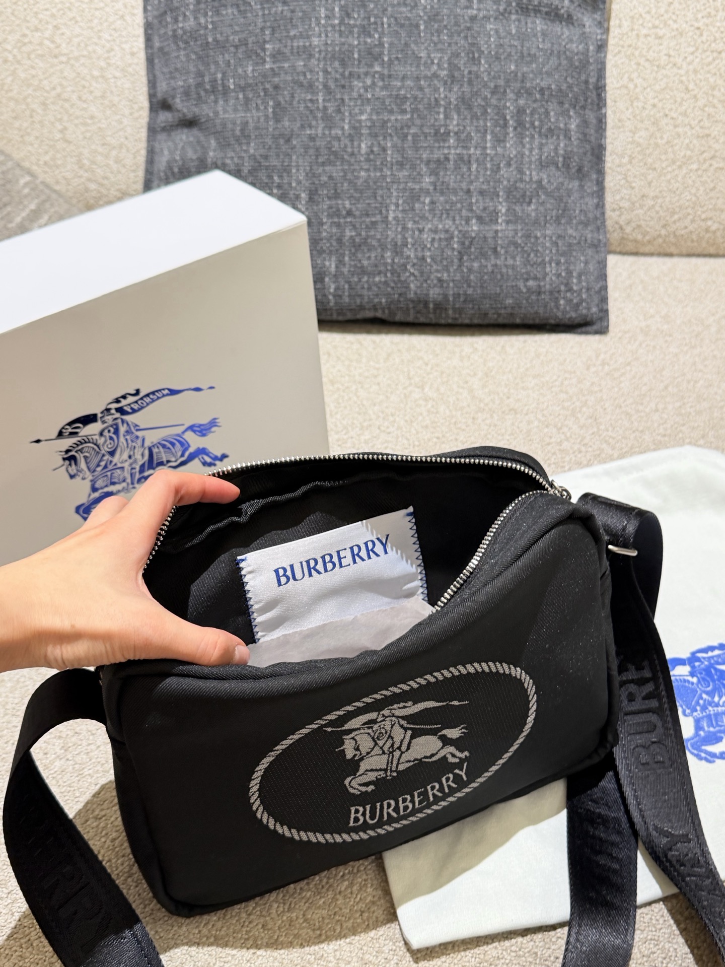 p160 巴宝莉男包秋冬季轻便穿搭 巴宝莉 斜背包,装饰与内衬配色呼应的精纺崁纱骑士印章,以反光纱线打造,源自 1980 年代品牌包款的典藏图案。肩背带点缀同色系 Bur字母徽标,可调节缔造肩背或斜挎造型。 尺寸:26.5 x 9 x 18cm配盒子