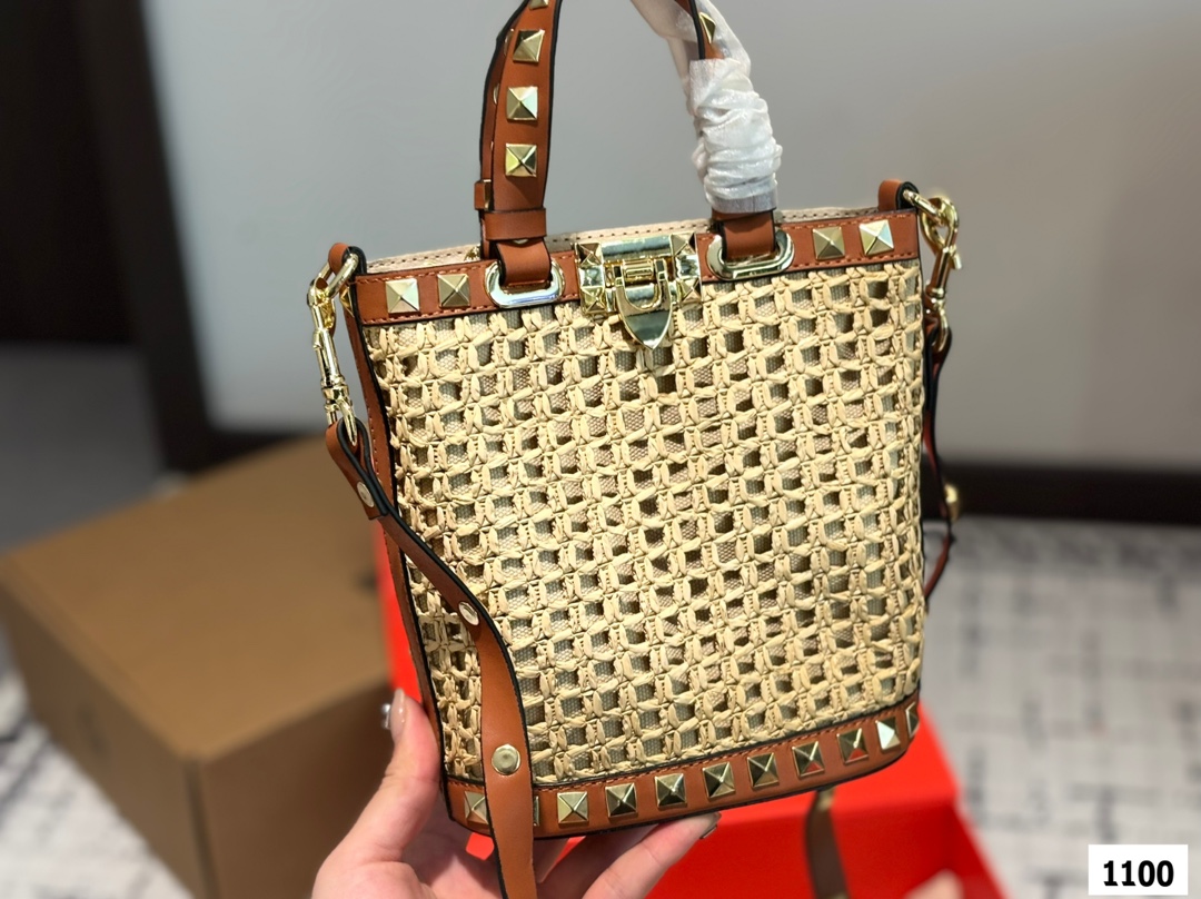 P175 配折叠盒子 Valentino 华伦天奴编织包24春夏浓浓的度假风，却也适合日常觉得这样的包包得有一个，毕竟，海浪、沙滩，没人想拒绝# 尺寸：16 18.5