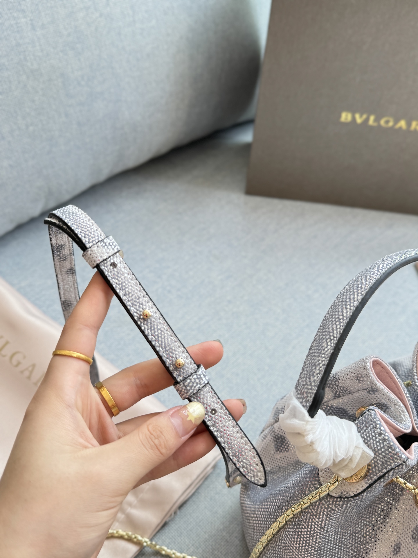 💰240 折叠盒 size:16×19 BVLGARI宝格丽 SERPENTI FOREVER系列 蛇头抽绳扣 水蛇纹 水桶包单肩斜挎包 细节处理的精致程度令人惊叹。 立刻感受到了它的优雅和卓越。 线条流畅且美观,让人爱不释手。