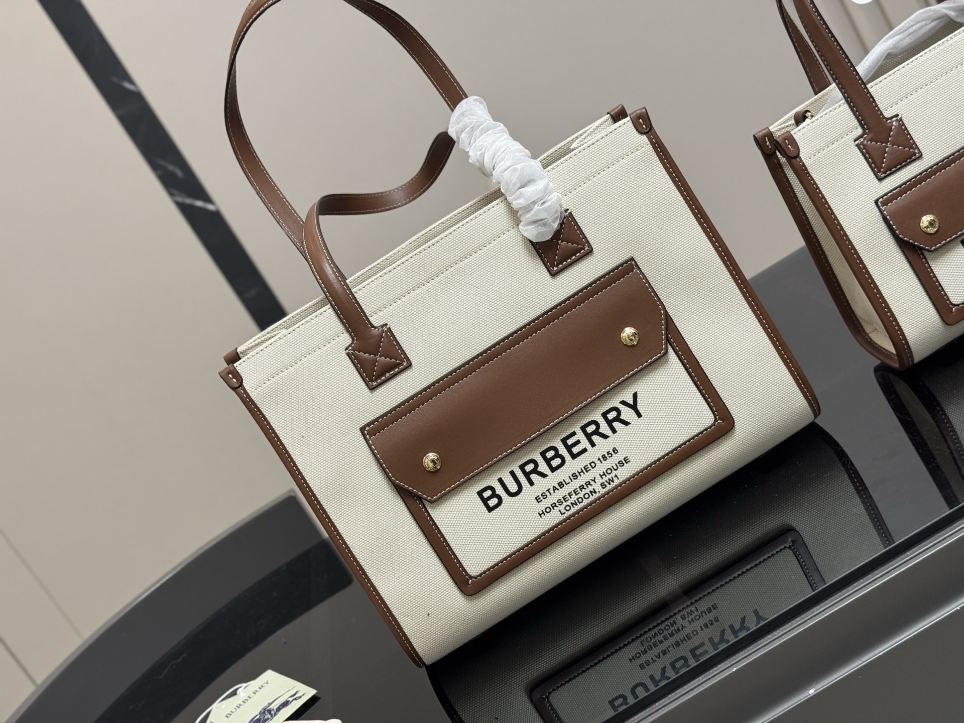 &yen;150 &yen;140 size： 33.25cm 23.19cm 巴宝莉Freya 帆布tote（托特） 方方正正的外形自带一股复古学院气息！ 真的好爱粉色 夏天小托特的不二选择!