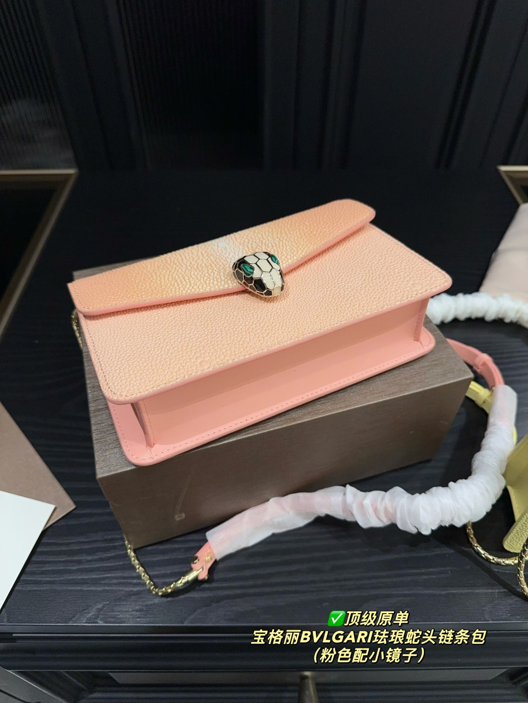 ✅顶级原单P205配折叠盒⚠️尺寸22.14 宝格丽BVLGARI珐琅蛇头链条包 🧜🏻&zwj;♀️珍珠鱼皮也是 BVLGARI 包包的标志性皮质，皮质表面像一颗颗细密的珍珠⭐️，还带有点珠光闪烁💡的视觉效果，细节部分也是做的精致，色泽鲜亮。🙌🏻 这个颜色一年四季都可以背！因为是稀有珍珠鱼皮，所以特别闪！🌟