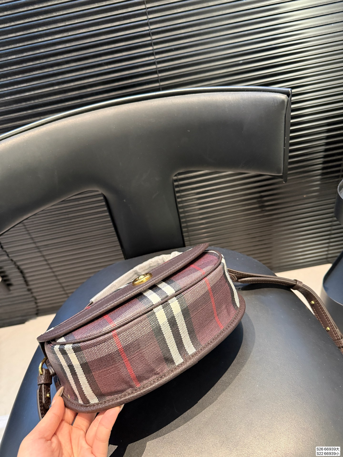 大号P180 小号P160 当经典格纹,邂逅浓郁秋色 复古⻛格的摩登面貌 🟣 复古格纹永不过时 高级感穿搭公式,一件Burberry就够了。 尺寸大24 19 小18 13 货号66939