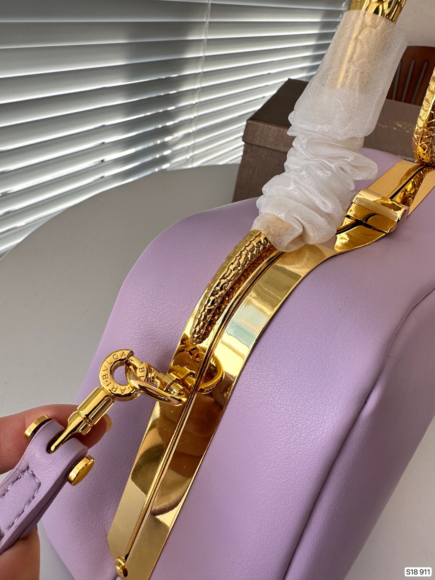 P140 配盒子 酷女孩必备单品甲宝格丽蛇头包 哇塞～这金属蛇形手柄高级感满满 拽拽的金色搭配， 既可手提也可肩背、斜挎 神秘而又酷炫，让人着迷 尺寸：28 14 货号911