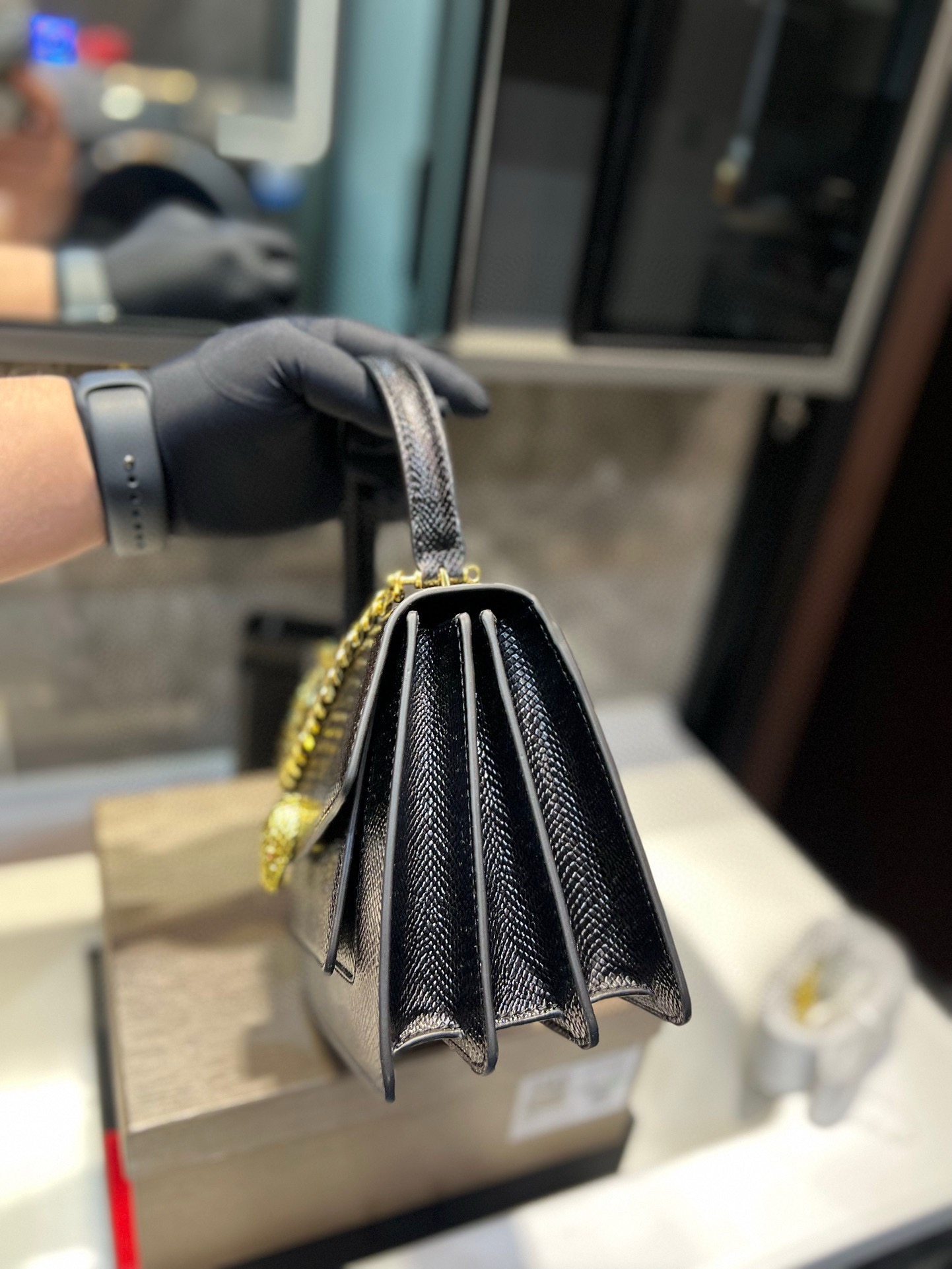 ❤️P155（礼盒包装）❤️ 宝格丽劲爆款！众多明星同款，包包小巧圆润饱满，标志性的蛇头扣点缀玛瑙石，柔软小羊皮包身拿在手里超级有质感，真是气质无敌了，分享给你们，不能我一个人种草！t尺寸：21 18