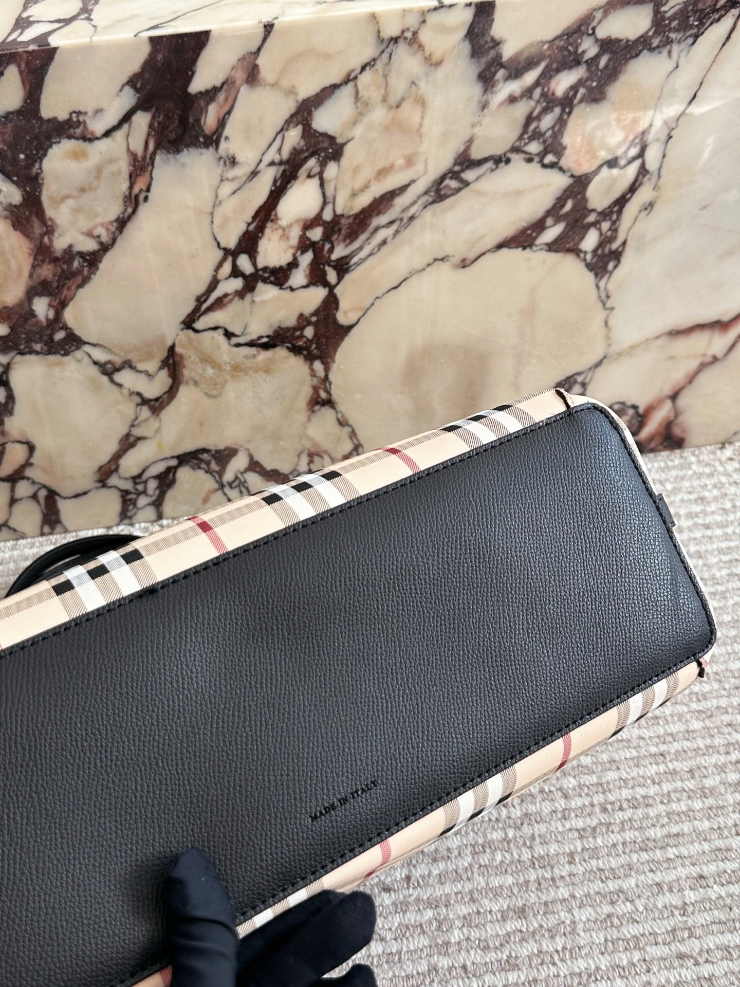 p150 Burberry巴宝莉经典款双面托特包 Burberry巴宝莉双面tote托特包,最喜欢的托特包~ 经典格纹和黑色两面都可以使用,上 身给人简约利落的感觉 一年四季都能背,百搭又耐看,最主要是非常实用~ 容量超大,短途旅行、上 班上学用来放书或者资料都OK台还可以用来当妈咪包哦 自己配个内胆东西就可以归类,方便拿东西还安全! 35cm无盒