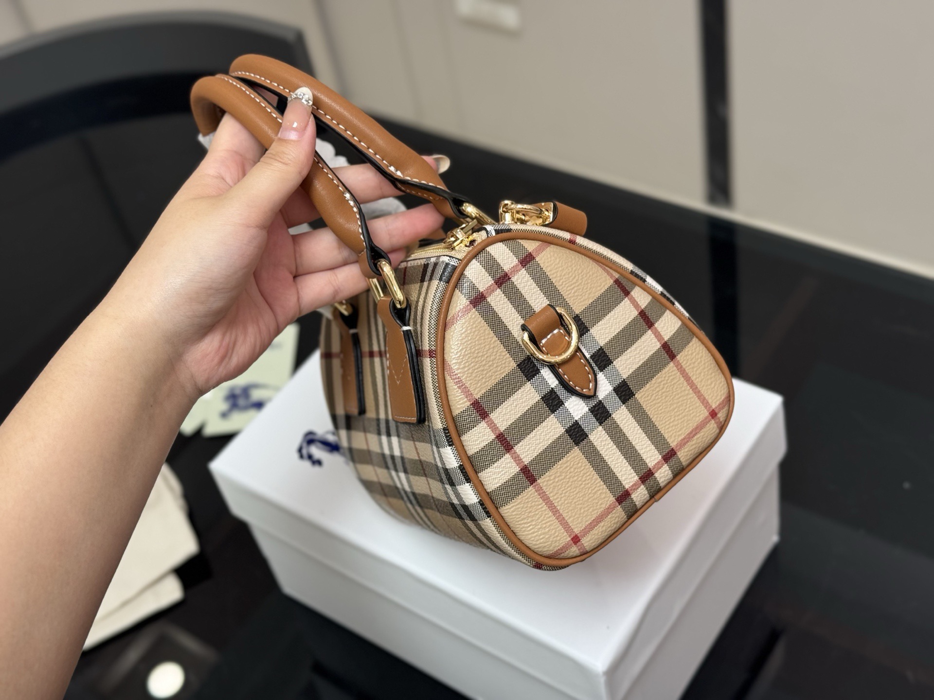 &yen;160 配盒 size:20.13cm 巴宝莉｜敲可爱的枕头包~ 多配色、手提斜挎随心搭配~