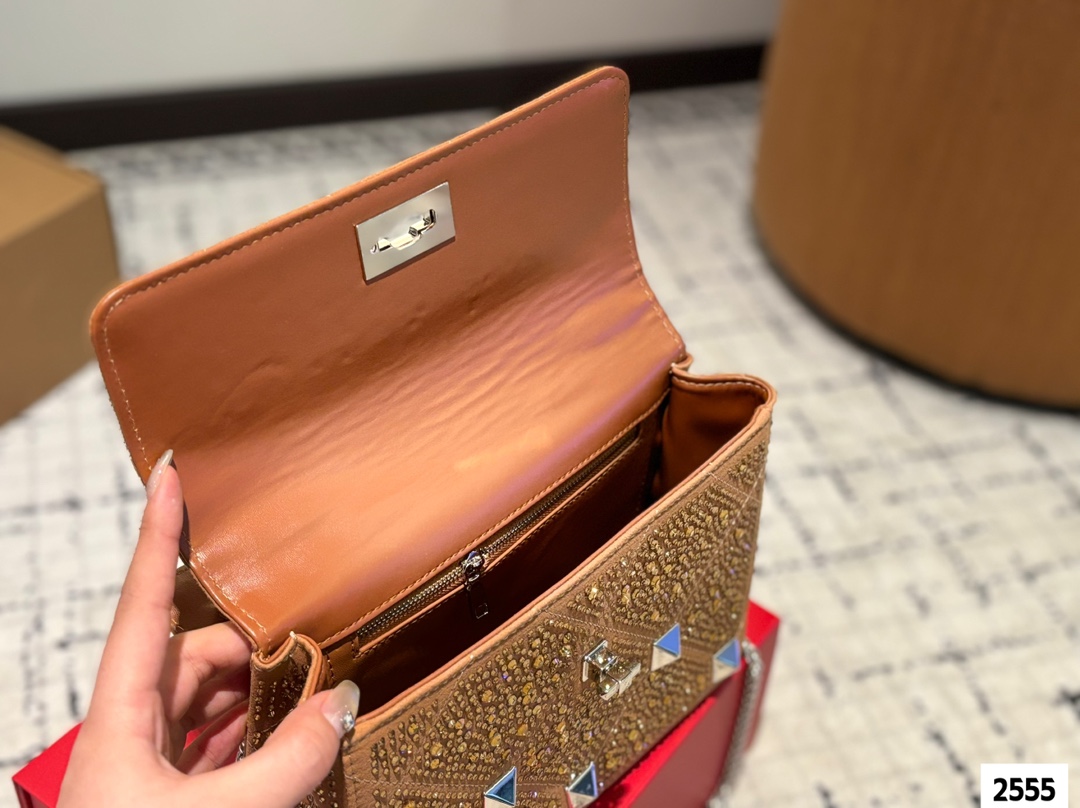 P210 （礼盒包装） valentino vsling 满钻托特包 华伦天奴一款手提包，连接肩带的话，可以作为单肩包或斜挎包使用包包正面的V标华伦天奴特有的标志 高级感 时髦 good#华伦天奴尺寸：24.18