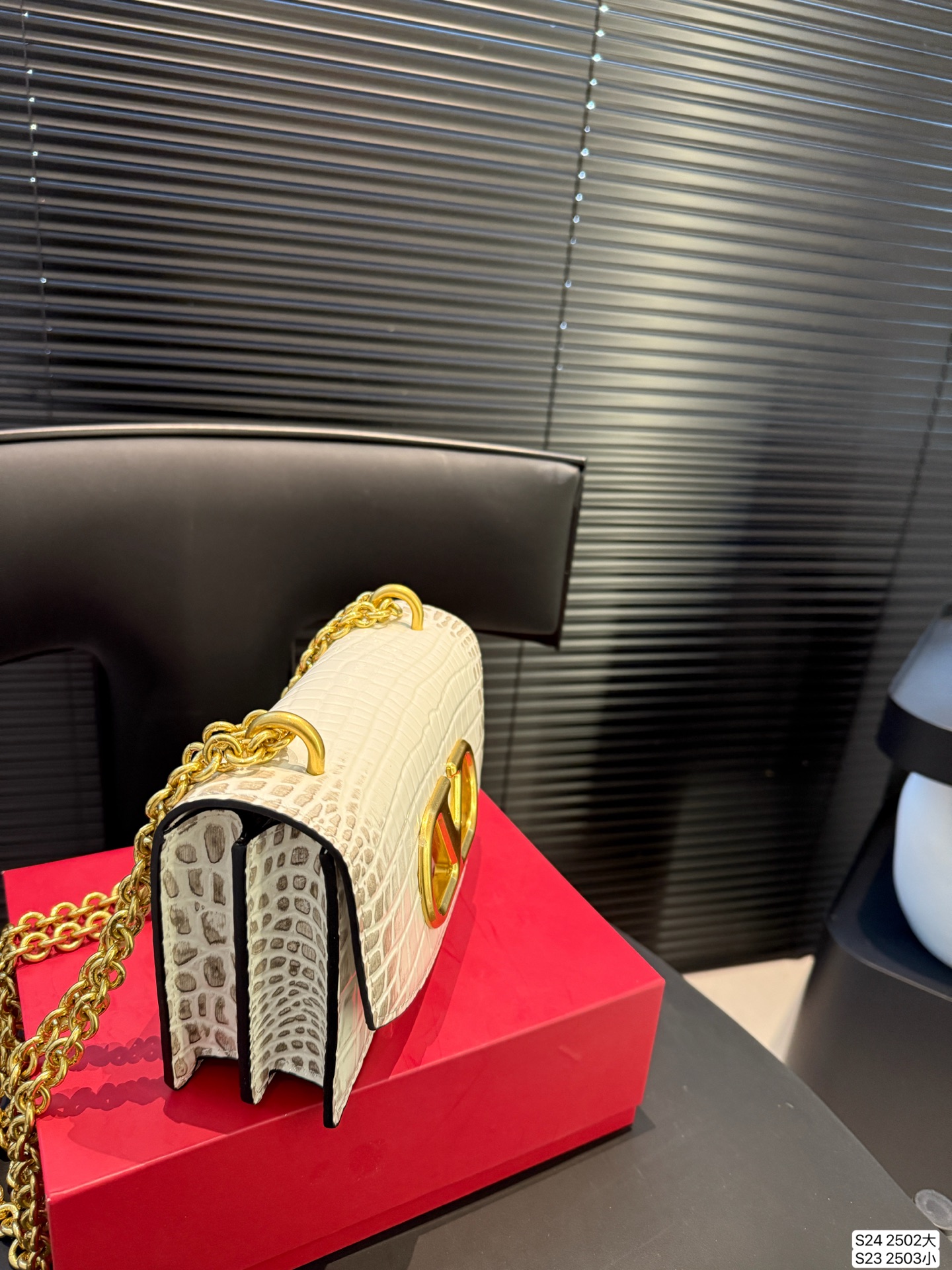 大号P170 小号P165 配折叠盒子 华伦天奴链条包Valentino SS25 Vain系列链条包打造简约复古风尚光面牛皮革触感高级金属吸扣开合方式 珠宝盒般使用感受#华伦天奴valentino #复古 # 尺寸：大号24 15 小号19 12 货号大2502 小2503
