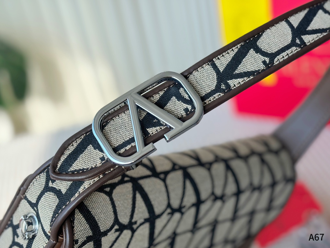 💰180 折叠礼盒包装 🌟华伦天奴印花腋下包 解锁时尚魅力 🉑盐🉑甜 整条街最靓的女孩 尺寸：28-8-16