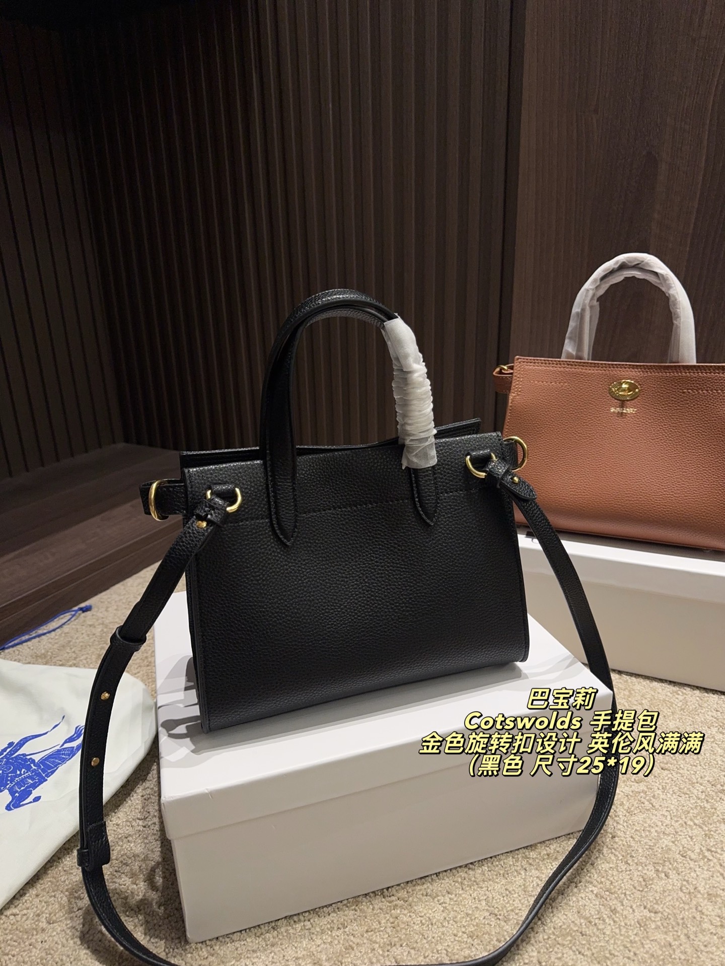 P220配盒⚠️尺寸25*19 Burberry 巴宝莉Cotswolds 手提包 采用粒面小牛皮，质感细腻耐用，低调奢华。金色旋转扣设计，英伦风满满，简约又精致。包身轻盈，容量适中，通勤或出行都很实用。内部空问合理，日常物品轻松收纳。黑色款百搭，适合多种穿搭，是实用与时尚兼具的经典之选的。