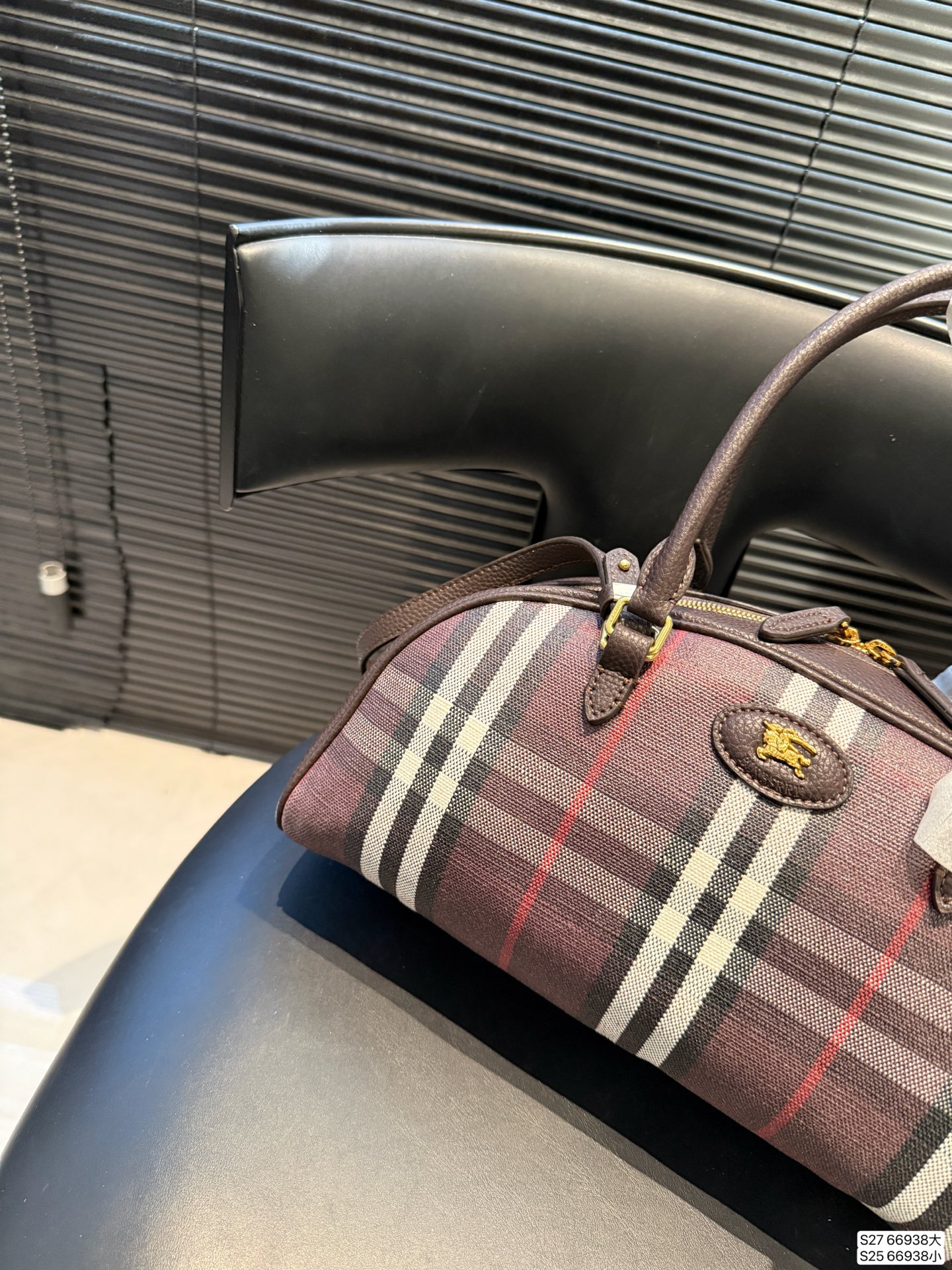 大号P185小号P175 巴宝莉一眼沦陷的复古优雅 救命!包包也太戳我心巴了吧🥰 经典的格纹元素,搭配复古的贝壳包型,真的是把优雅刻进了DNA里! 它的容量也超棒,日常出门需要带的手机、口红、粉饼什么的,都能轻松装下。而且还有长肩带,可以手提尺寸大34 18 小19 13 货号66938