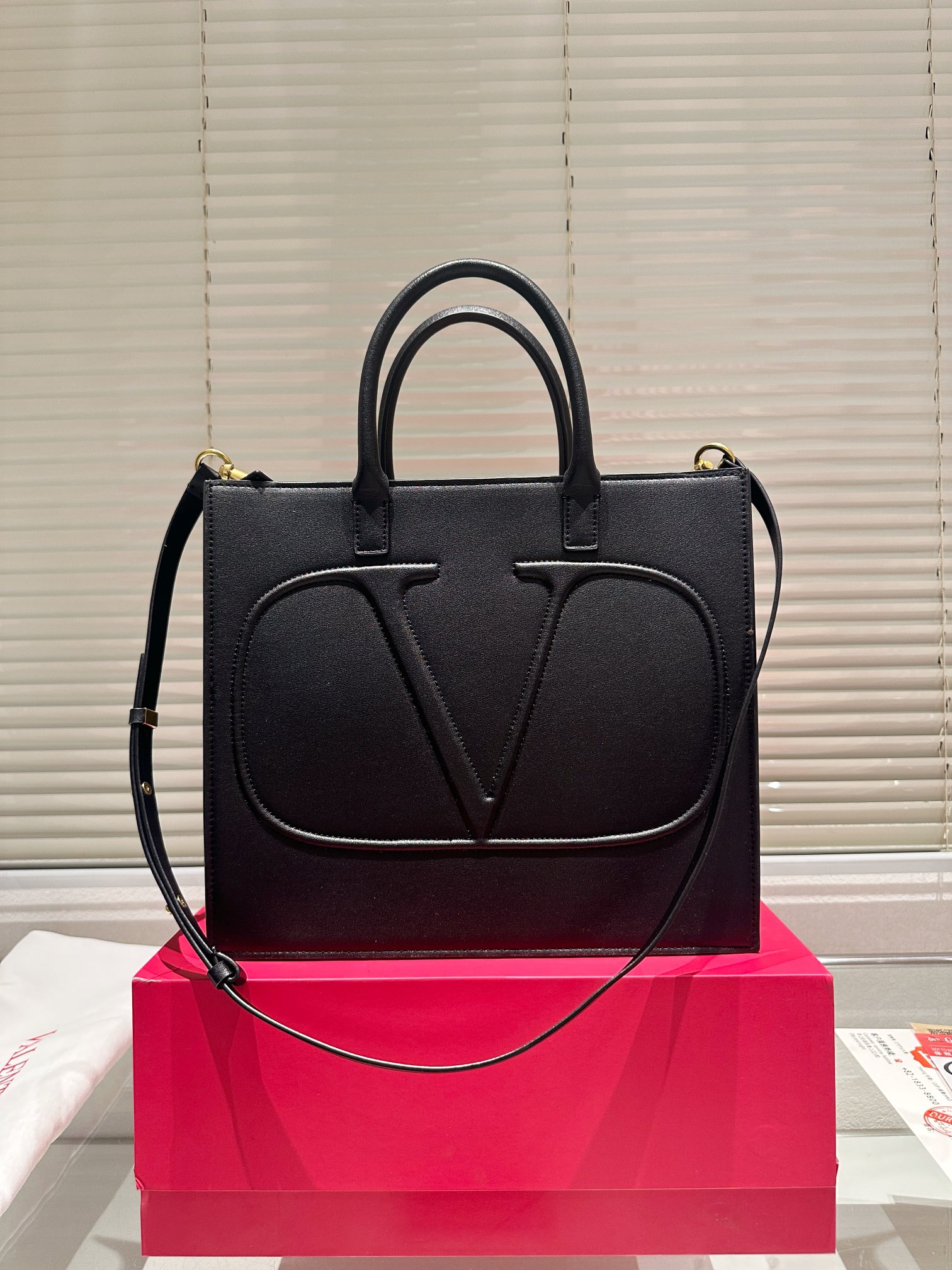 P190 配礼盒🎁 华伦天奴VALENTINO女士 托特包 Valentino Letter Bag 来自Valentino 的信袋。新赛季刚刚到来。 尺寸 31.27