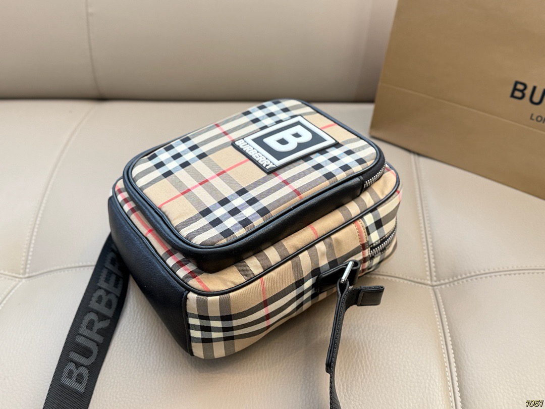 &yen;130 Burberry 巴宝莉相机包 男女都可以背的款式 自己背腻了还可以给男朋友 超喜欢随性帅气的包包 尺寸17 22