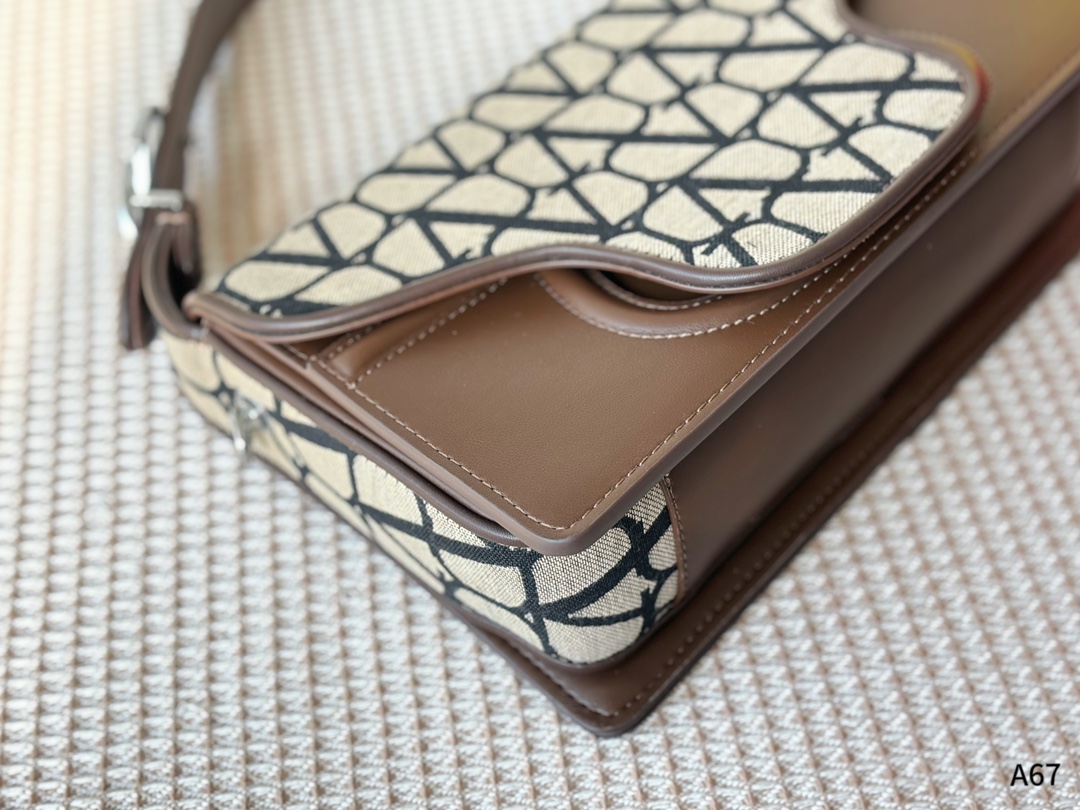 💰180 折叠礼盒包装 🌟华伦天奴印花腋下包 解锁时尚魅力 🉑盐🉑甜 整条街最靓的女孩 尺寸：28-8-16