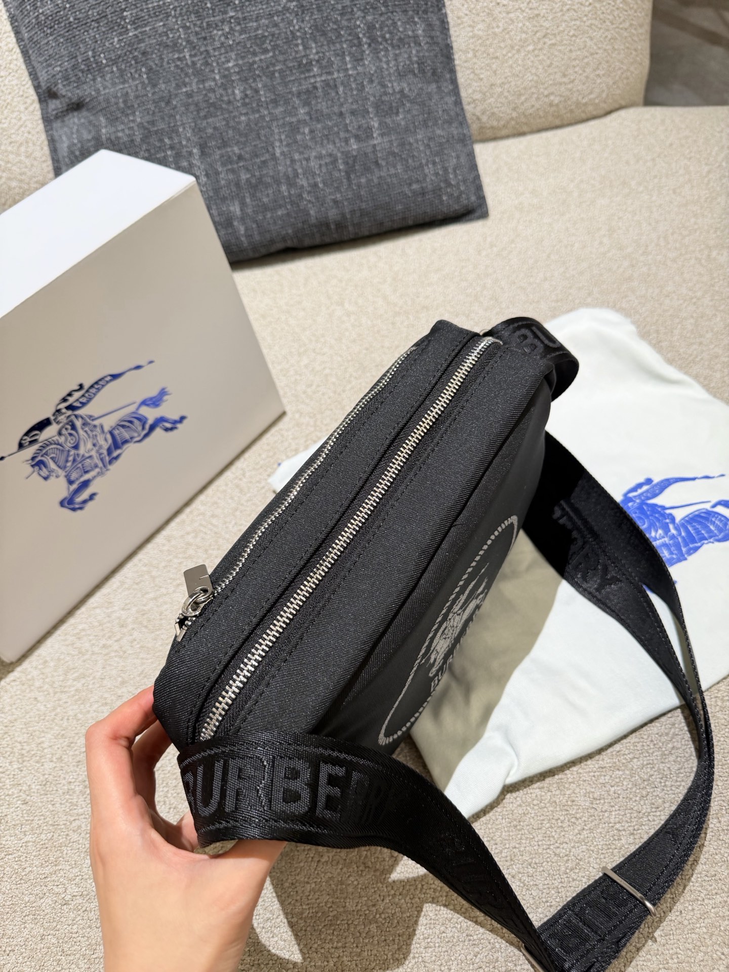 p160 巴宝莉男包秋冬季轻便穿搭 巴宝莉 斜背包,装饰与内衬配色呼应的精纺崁纱骑士印章,以反光纱线打造,源自 1980 年代品牌包款的典藏图案。肩背带点缀同色系 Bur字母徽标,可调节缔造肩背或斜挎造型。 尺寸:26.5 x 9 x 18cm配盒子