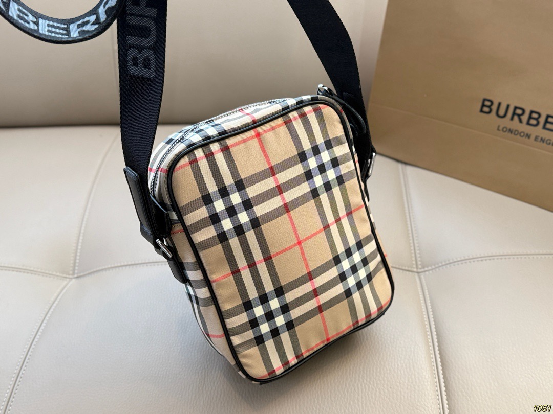 &yen;130 Burberry 巴宝莉相机包 男女都可以背的款式 自己背腻了还可以给男朋友 超喜欢随性帅气的包包 尺寸17 22