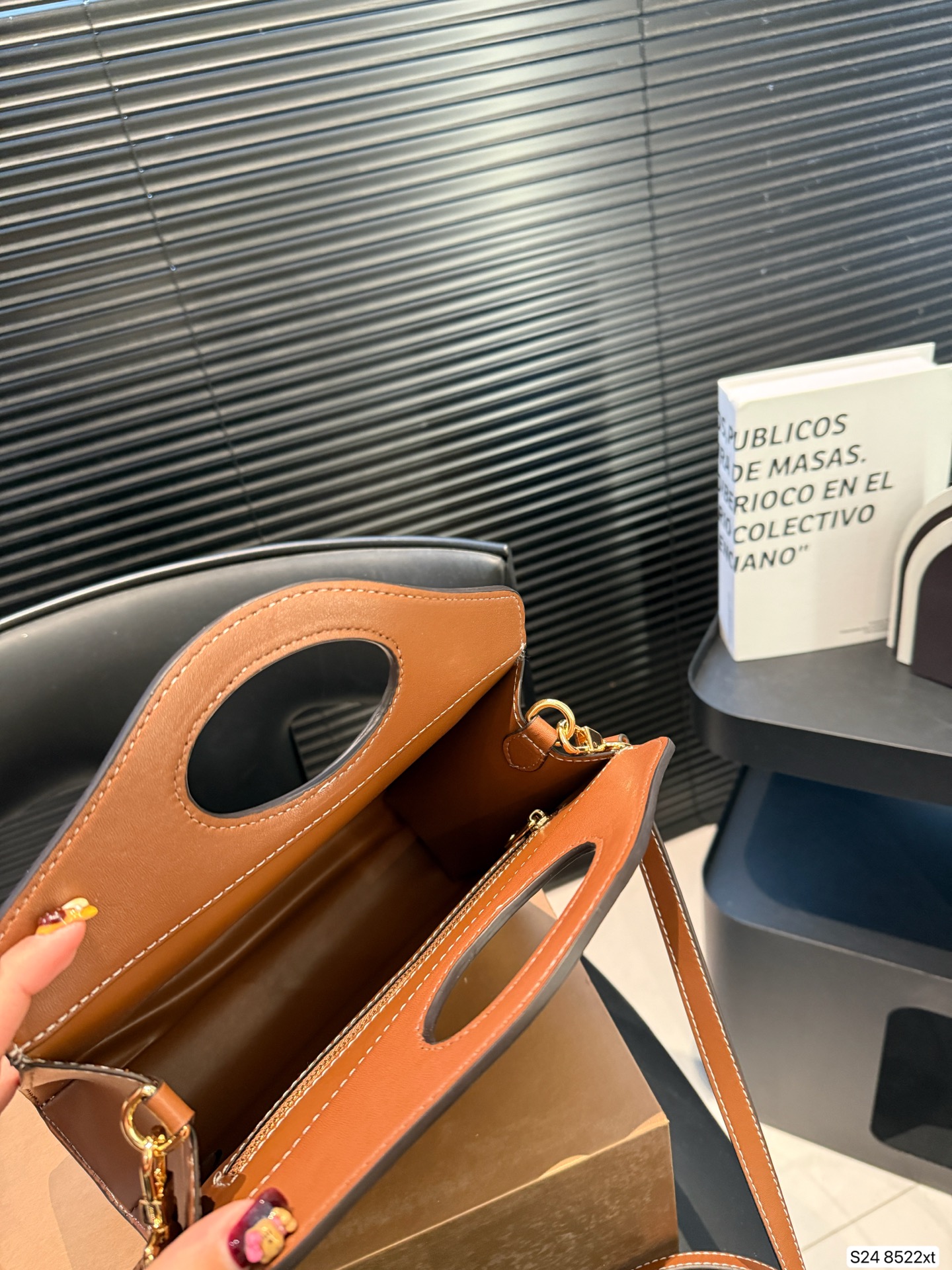 P170 配折叠盒 这款包包算是Burberry家的爆款啦‼️白棕双拼,满满的复古文艺风,又有一种优雅的高级感,更是时尚达人明星街拍的常客了~ 尺寸23 22 货号8522