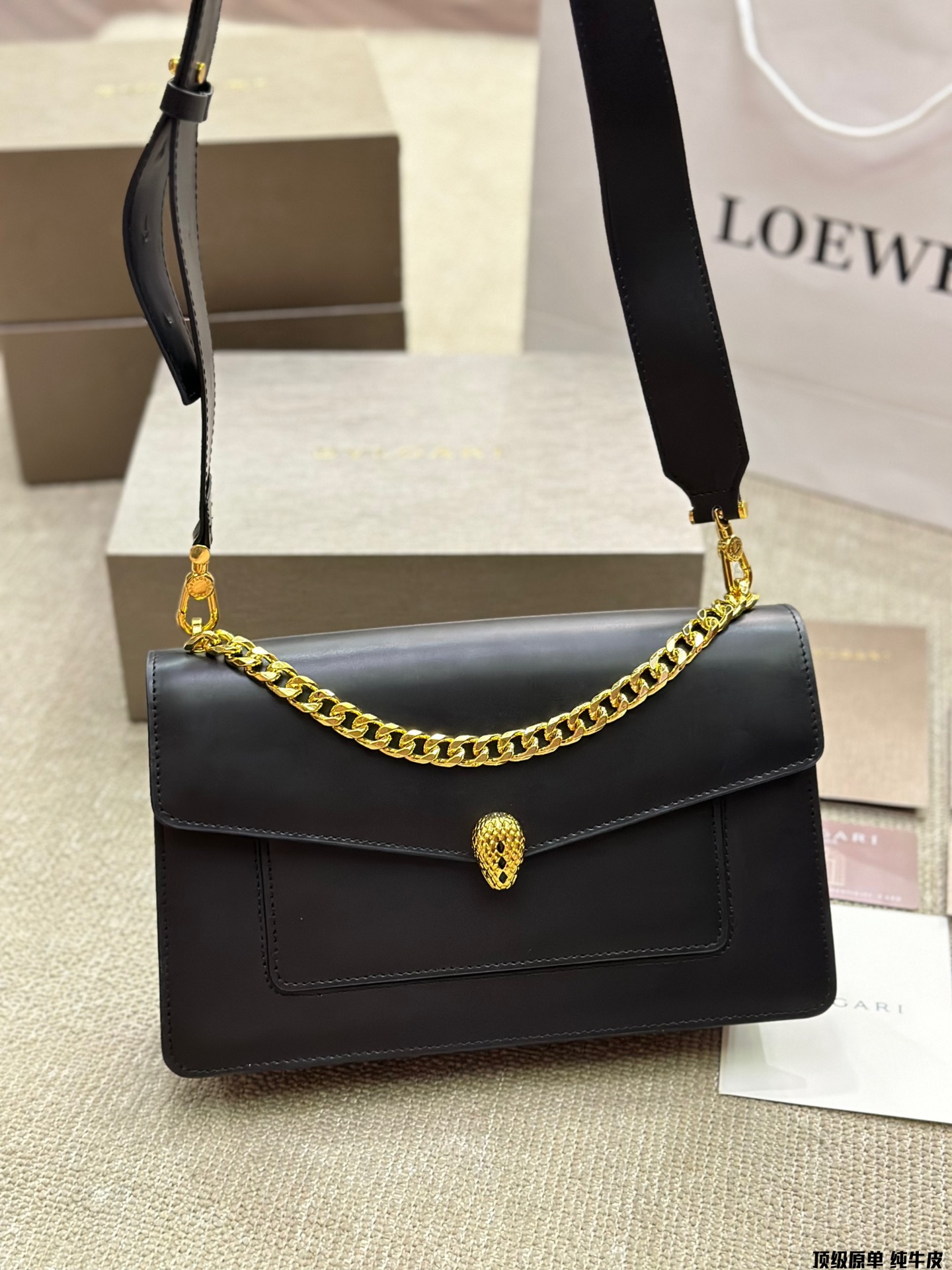 顶级原单 纯牛皮p220 宝格丽Bvlgari 神仙合作款 Ss24限定系列 撞色新款 原版珐琅蛇头 A爆啦 原单品 Woc风琴包 内里原版隔断 [得意]可单肩可斜挎 万年不过时 专柜对版 彰显高级品味 如果女人衣柜里面没有一款宝格丽就称不上一个完美的女人❤️进口原版珐琅蛇头扣 五金扣好质感巨百搭，质量好到爆棚 版型油边超级牛[得意][得意]细节决定品质[玫瑰]尺寸：25cm