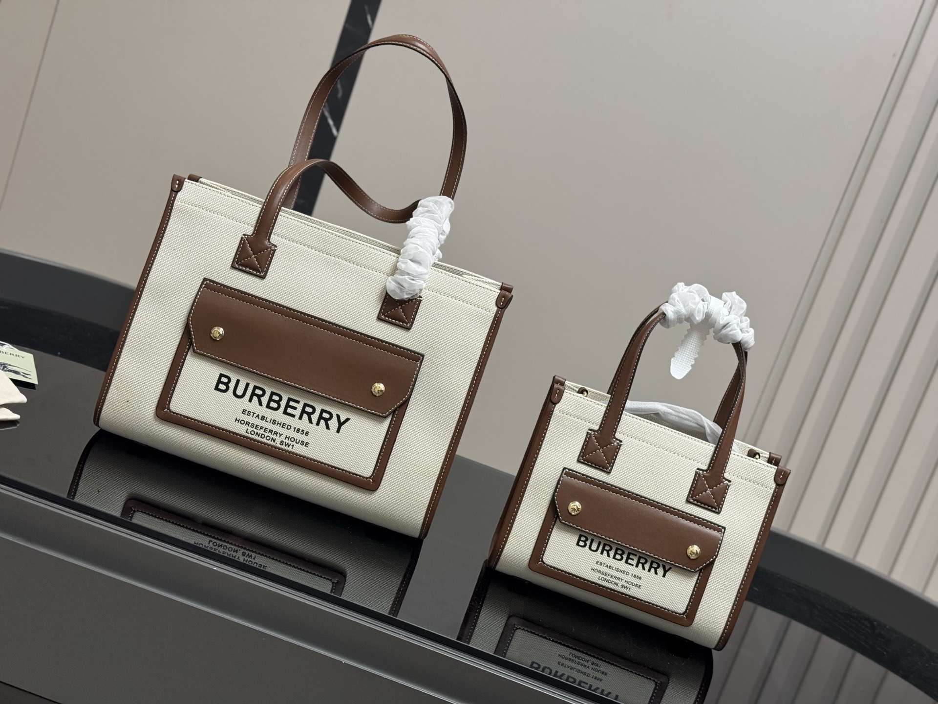 &yen;150 &yen;140 size： 33.25cm 23.19cm 巴宝莉Freya 帆布tote（托特） 方方正正的外形自带一股复古学院气息！ 真的好爱粉色 夏天小托特的不二选择!