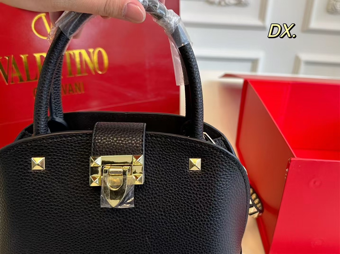 P180(折叠盒) size:21×16 VALENTINO 华伦天奴铆钉贝壳包❤️ 经典贝壳包型配有铆钉点缀✔️好 时尚的同时兼具实用手提功能! 底部铆钉装饰太高级了 细节感满🈵️ 稳重又不失酷帅风格✅