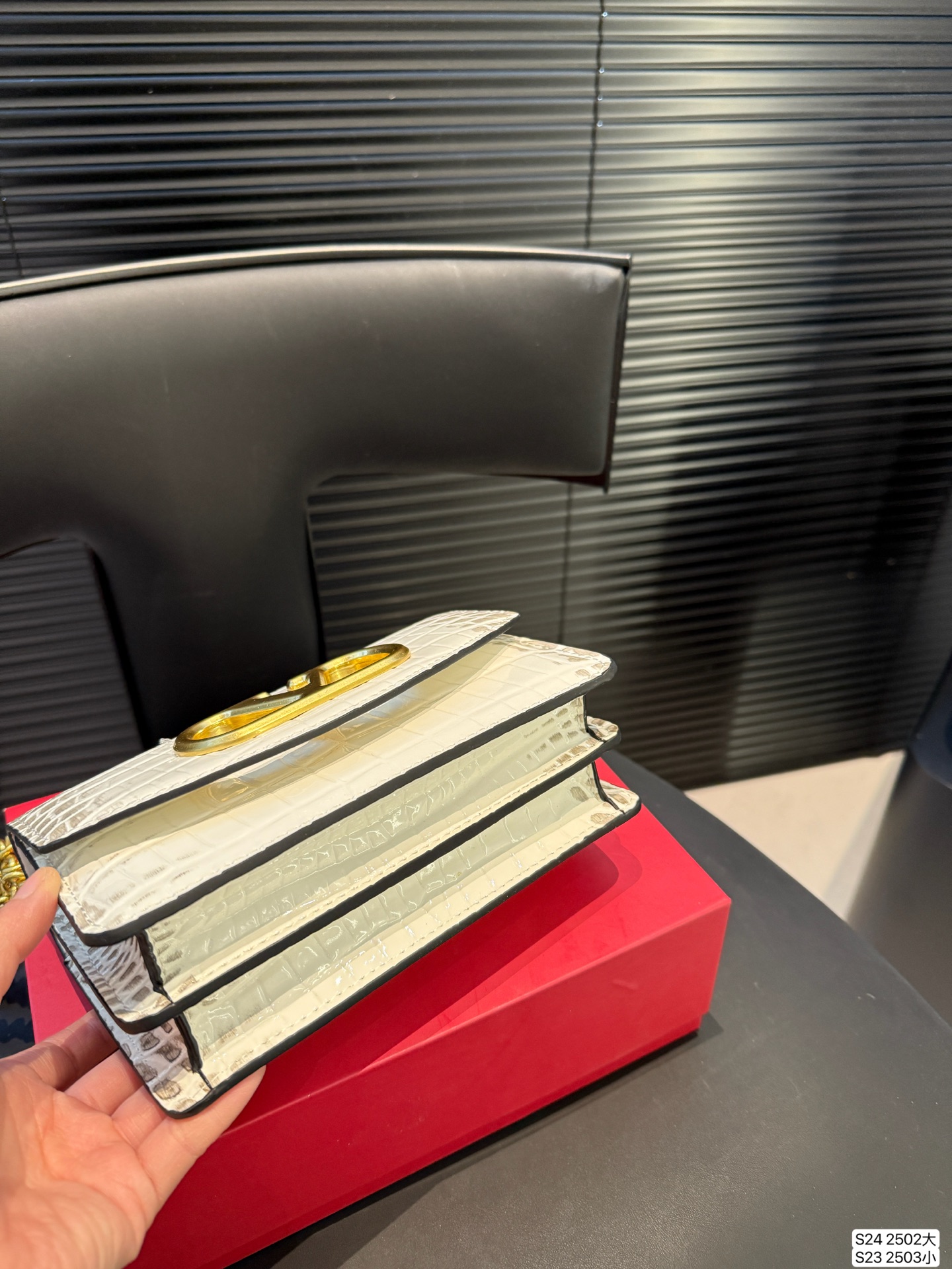 大号P170 小号P165 配折叠盒子 华伦天奴链条包Valentino SS25 Vain系列链条包打造简约复古风尚光面牛皮革触感高级金属吸扣开合方式 珠宝盒般使用感受#华伦天奴valentino #复古 # 尺寸：大号24 15 小号19 12 货号大2502 小2503